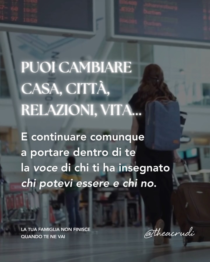 Quanto di ciò che chiamiamo “io” è davvero nostro?
È una domanda scomoda, soprattutto quando iniziamo a guardare alla nostra storia familiare non solo attraverso ciò che è accaduto, ma attraverso ciò che abbiamo imparato ad essere per poter appartenere.
👉🏻 Da bambini non abbiamo gli strumenti per mettere in discussione le regole emotive dell’ambiente in cui cresciamo.
Le assorbiamo. Impariamo quando è meglio tacere, quando dobbiamo essere forti, quanto spazio possiamo occupare, quanto possiamo chiedere, che cosa significa essere amati.
E molte di queste regole possono continuare ad accompagnarci anche da adulti, influenzando il modo in cui scegliamo, amiamo, lavoriamo, diciamo sì e, ancor di più, diciamo no.
La parte più difficile da accettare e affrontare, forse, è che non sempre riconosciamo queste dinamiche come qualcosa che abbiamo assorbito da piccolissimi. A volte le attribuiamo semplicemente a quello che crediamo sia carattere.
🌷 E allora osservare la nostra storia familiare può aiutarci a distinguere ciò che appartiene alla nostra esperienza da ciò che abbiamo ereditato dai nostri genitori.
Ciò che scegliamo da ciò che ripetiamo.
La nostra voce da quelle che abbiamo interiorizzato.
E tu, quando stai per fare una scelta importante, riesci a riconoscere la tua voce libera dall’eco delle aspettative altrui?
Come stai oggi? 🫂
Raccontamelo nei commenti,
ti leggo con grande affetto ❤️
#famiglia #traumi #indipendenza #libertà #yogaitalia