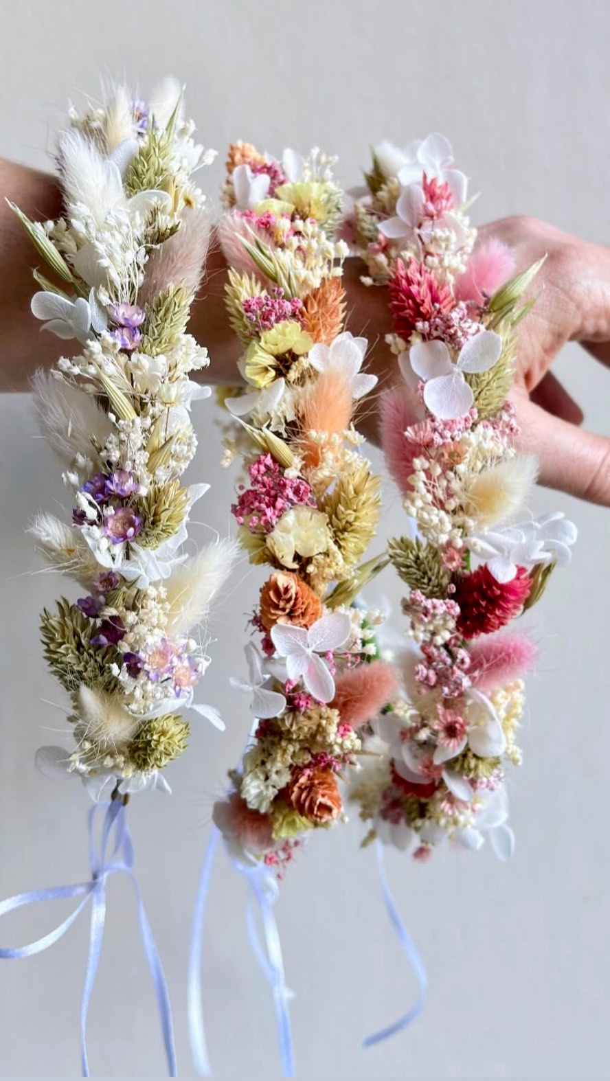 Un petit moment pour créer 🌸
Avec la Box DIY Courant Vert, tout est prêt pour réaliser sa création tranquillement chez soi : les fleurs, le matériel et les explications.
Ici, une couronne fleurie qui prend forme petit à petit 🤍
Pas besoin d’être particulièrement manuelle, juste l’envie de prendre un peu de temps pour créer.
Les Box DIY sont à retrouver sur la boutique.
#BoxDIY #FleursSechees #DIYFleurs #ArtisanatBelge #CourantVertFleurs