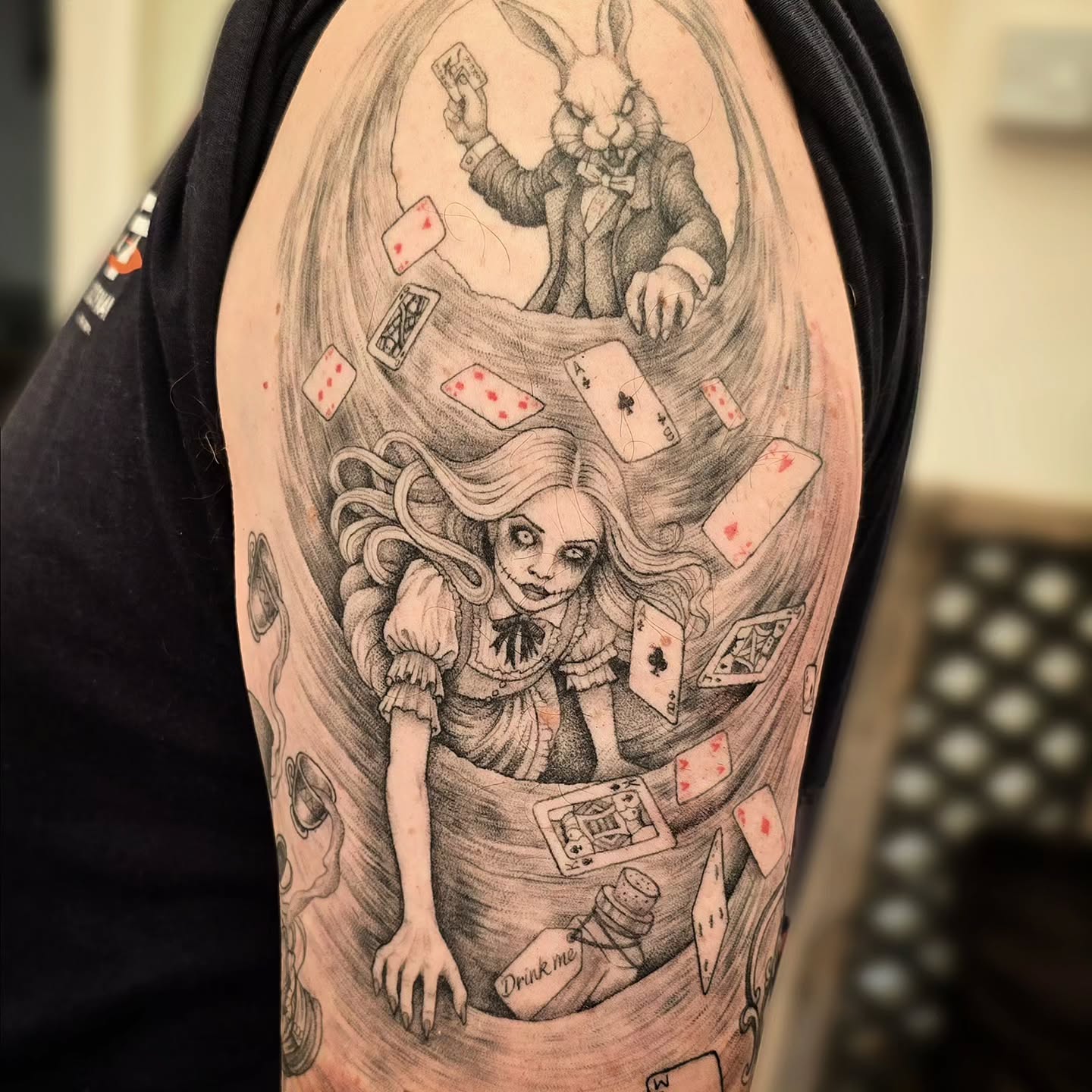 This was such an incredible project to work on! Thank you so much Alex for giving me so much creative control, it has been an absolute pleasure π
.
.
.
#art #tattoo #sleeve #aliceinwonderland #horror