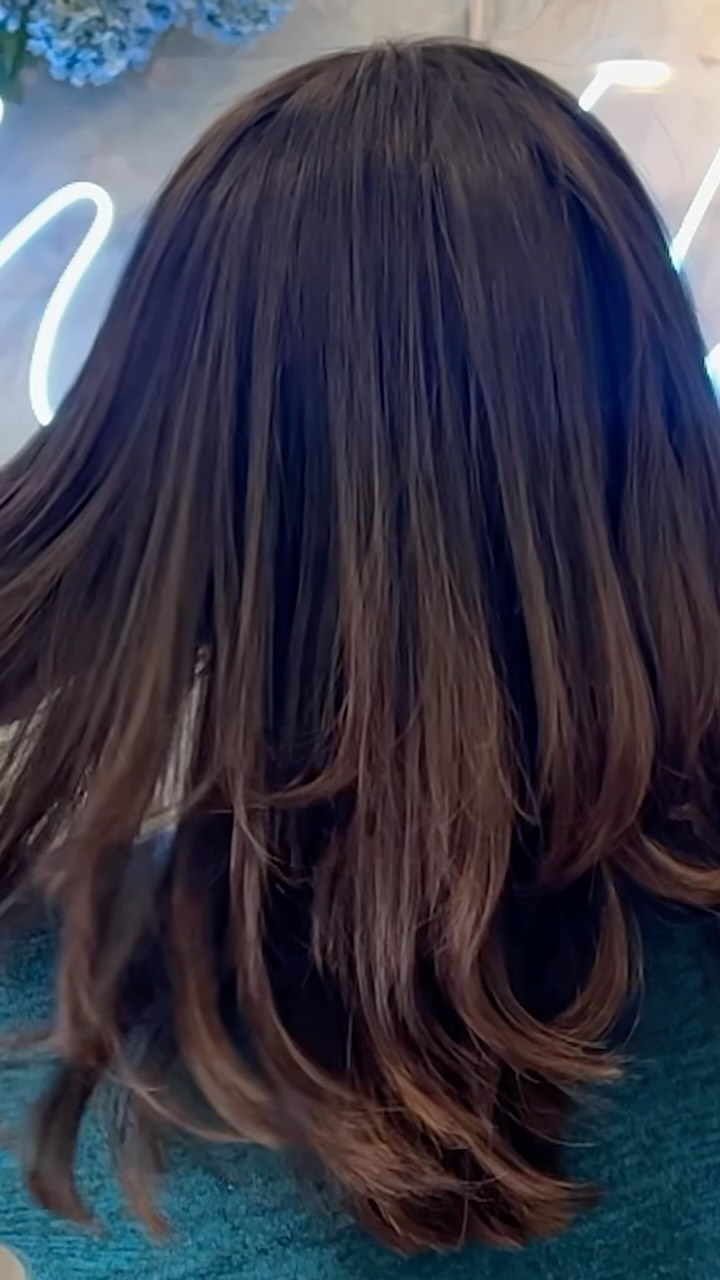 De cabello apagado a una cabellera con vida propia 💫
¿Por qué este combo en #Monblasq cambia totalmente las reglas del juego? 👇
Primero preparamos la fibra con Premiere de Kérastase, liberando tu cabello de los depósitos de calcio que le quitan movimiento. Con el terreno listo, aplicamos Bótox Capilar, permitiendo que su poder de hiperhidratación llegue a la capa más profunda de la hebra 💆♀️
El resultado es único: brillo, suavidad y #cerofrizz
Reserva tu cita por DM o WhatsApp +52 5556 8802 75 🩵
.
.
.
.
.
#botoxcapilar #kérastase #salondebelleza