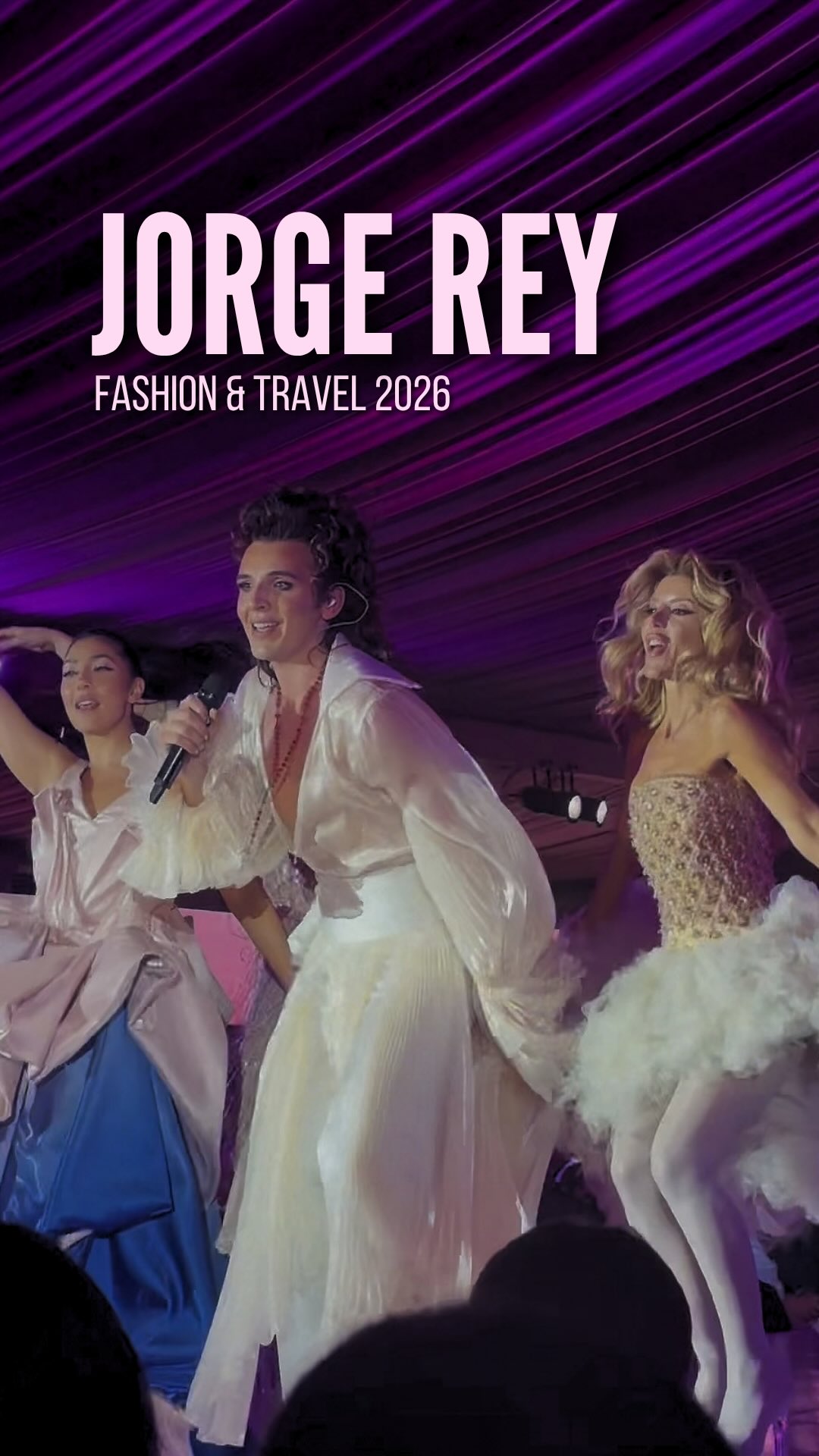 Jorge Rey se presentó en la pasarela de Fadhion & Travel y no escatimó en show: música en vivo, bailarinas, escenografía, y una performance con camarógrafo que captó todos sus movimientos.
Sus diseños no fueron simples entes caminantes, fueron parte de una puesta escena teatral y dinámica, protagonista de su propia historia.
Con tres cambios de vestuario y un show en vivo donde él fue la estrella absoluta, Jorge Rey de coronó nuevamente como nuestro rey del pop y del diseño.
@byjorgerey @jorgereyofficial @fashionandtravelok @feriadeturismo.fit
#jorgerey #desfile #moda #jorgitorey