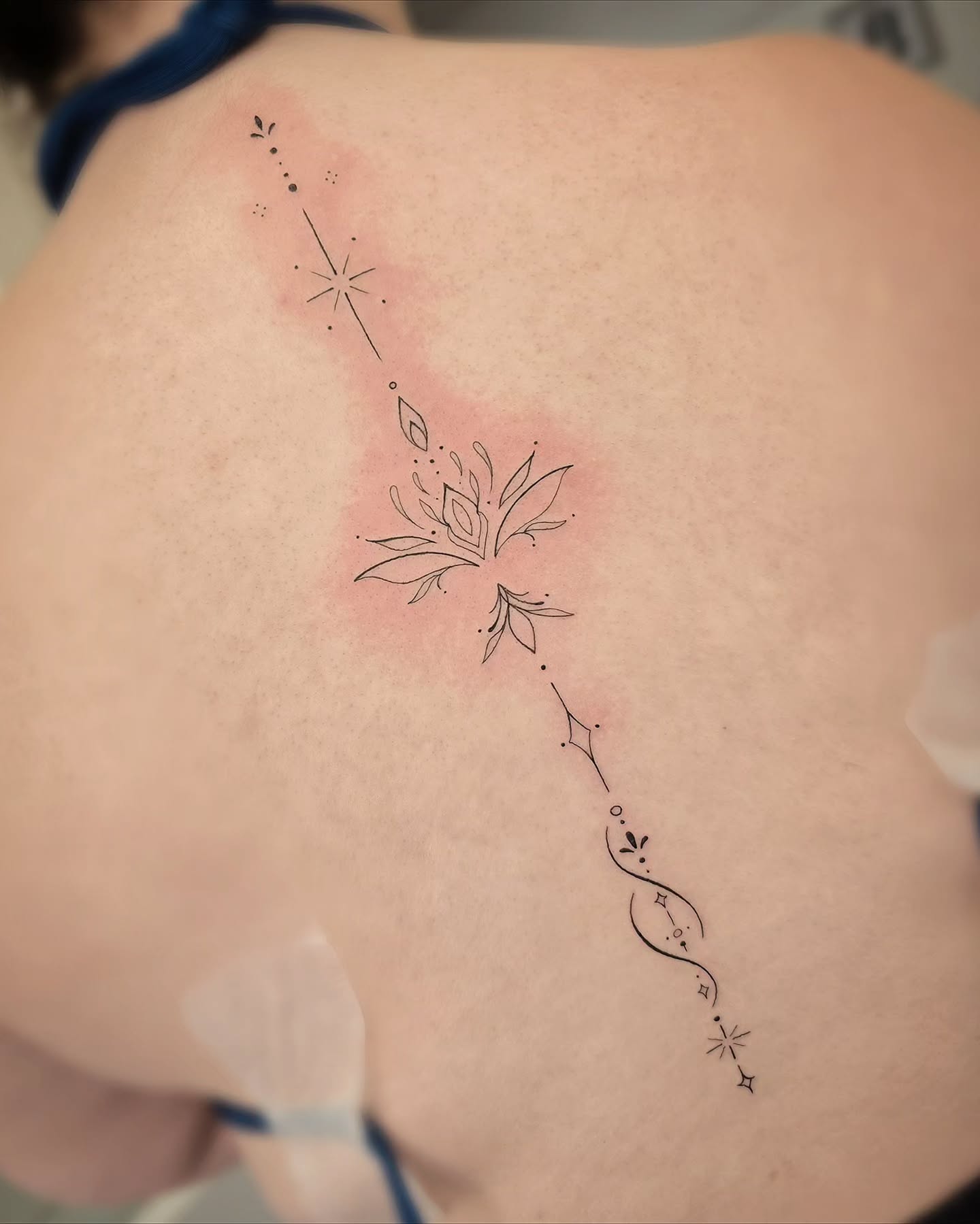 My client's skin was a little sensitive, but I just loved doing this beautiful fineline spine piece π₯°
.
.
.
#tattoo #art #spine #floral #fineline