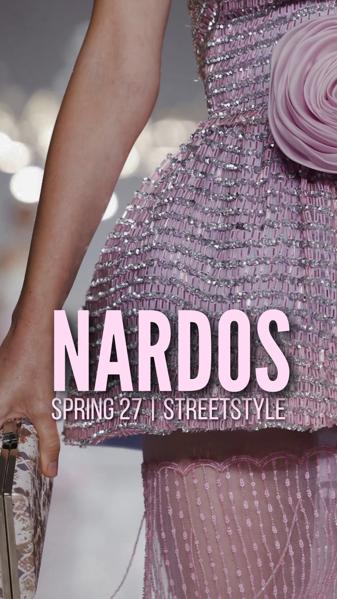 El desfile de @nardosdesign de primavera 2027 tomó lugar durante la NYFW, y los invitados compartieron la estética emblemática de la diseñadora: tonos pastel, flores y mucha sofisticación.
Agradecemos a la firma por la invitación a su desfile🎀✨
#nardos #streetstyle #frontrow #nyfw