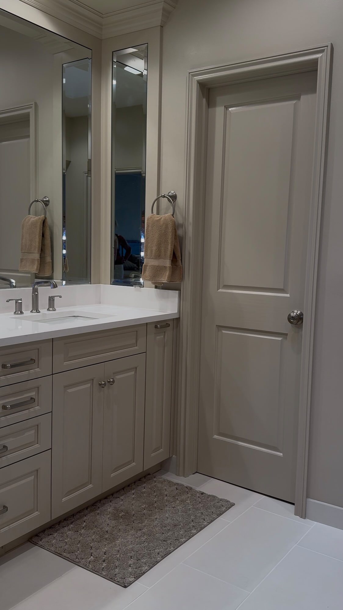 A little before & after moment 🤎
This bathroom got a full refresh, and the color-drenched walls and cabinetry make such a subtle statement. Proof that going all in on one color can completely change a space.