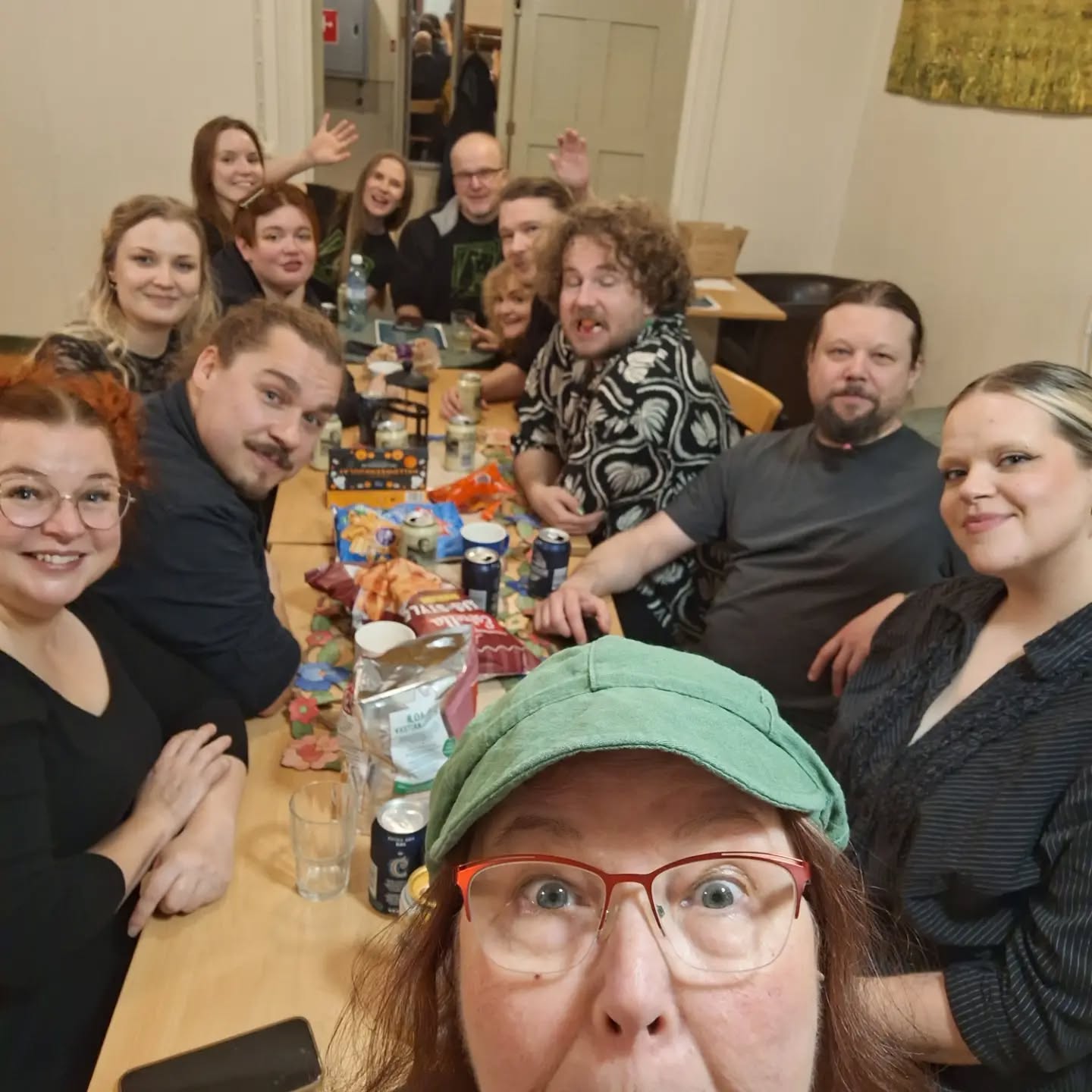 Aikavääristymä-konsertin enska ohi 😍. Kiitos mahtavalle yleisölle! Huomenna jatketaan klo 16, tervetuloa! Lippuja on vielä jäljellä loppukirihintaan 10 €. Pakkahuoneella, Rantakatu 2b.
#elävämusiikki #mahtaviabiisejä #tunnettajatulkintaa #teatteri #upeetvalot