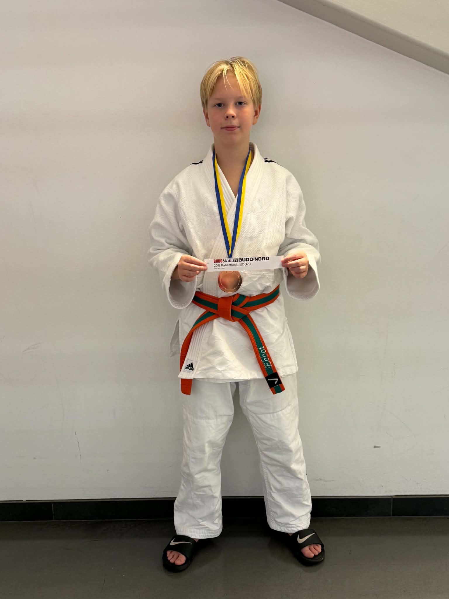 🥋 Vilken judohelg vi har haft! 🥋
Den här helgen har våra judoka varit ute på två olika tävlingar och representerat klubben med stort engagemang och kämpaglöd! 💪🥋
🔵 Äldre ungdomar – Lindesberg
Våra äldre ungdomar deltog i Linde Judo Open, där de mötte mycket tufft motstånd från både Sverige och internationellt. 🌍
🥉 Ebbot kämpade sig till en fin tredjeplats! Stort grattis! 👏
Theo var också med och kämpade på bra, men denna gång blev det en o placerad placering. Bra kämpat! 💪
Samtidigt fanns vår domare Arvid på plats i Lindesberg och dömde under tävlingen. Ett stort tack för din insats! 👏⚖️🥋
🟠 Yngre barn – Trollhättan
Våra yngre judoka deltog i en nybörjartävling i Trollhättan, där alla visade fina framsteg, mod och kämpaglöd! ❤️🥋
🥉 Alexander
🥉 Elliott
🥉 Reham
🥉 Reman
Alla fyra tog hem en tredjeplats! Stort grattis till er! 🎉👏
Det är fantastiskt att se våra judoka utvecklas, våga kliva upp på mattan och kämpa hela vägen. ❤️🥋
Väl kämpat alla där ute – vi är stolta över er! 💙🥋👏
#Judo #Judoklubben #Lindesberg #Trollhättan #LindeJudoOpen
