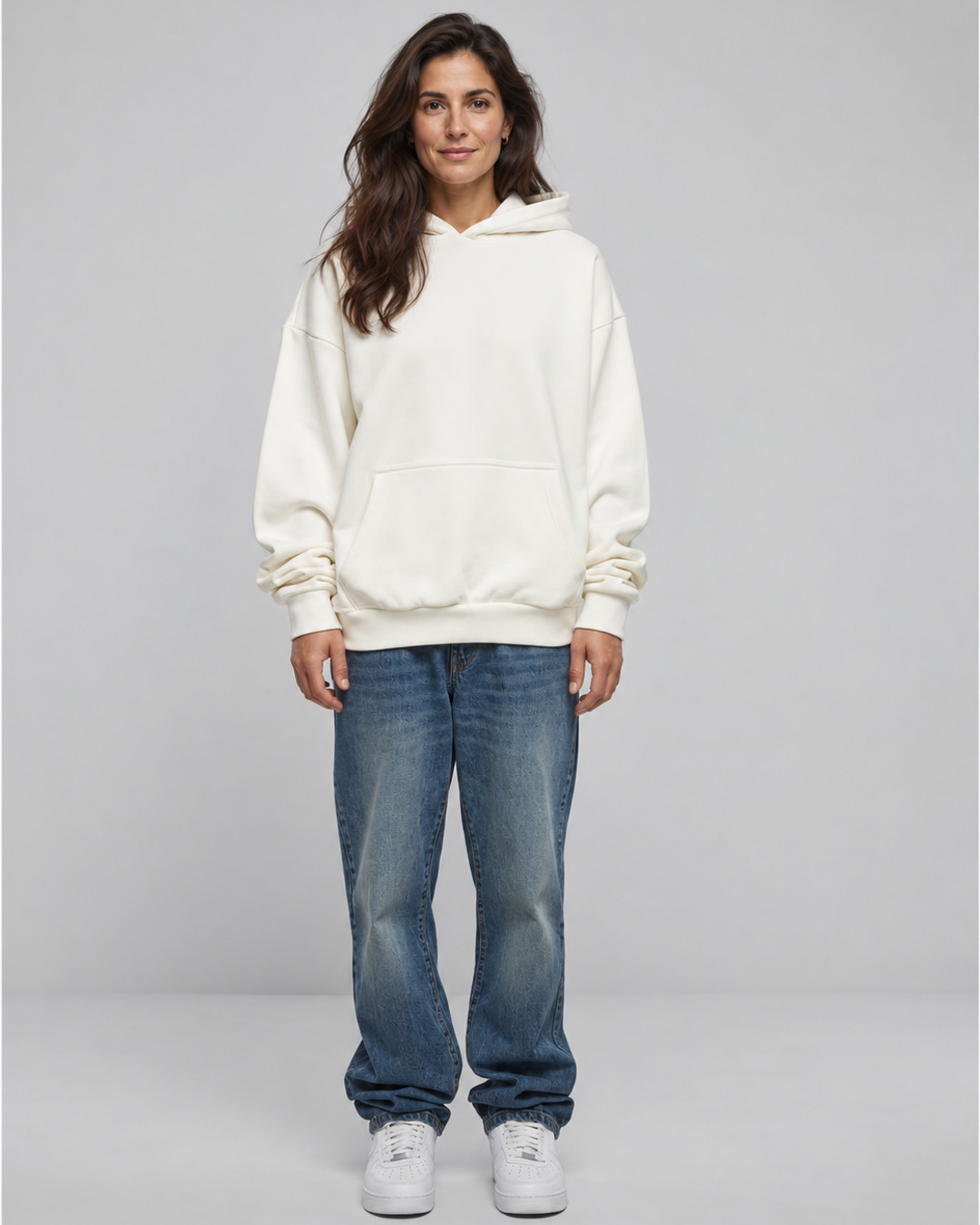 Le sweat à capuche qui a du poids. 🖤🤍
460 g/m², 100 % coton, en French Terry ultra épais. Une coupe oversize, des manches extra longues et cette allure US qu’on adore.
Disponible en **noir ou blanc, du S au 3XL**.
📏 Le style US se porte large : nous vous conseillons de prendre une taille en dessous de votre taille habituelle. Emma mesure 1,65 m et porte la taille S.
#MerciMadameMonsieur #SweatÀCapuche #StyleOversize #FrenchTerry
#MMM
