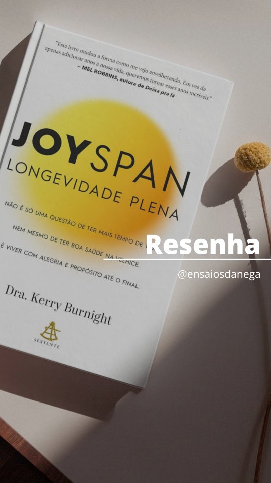 #ParceirosDaSextante Faz algum tempo que comecei a pensar menos em quanto tempo quero viver e mais em como quero viver esse tempo.
Foi por isso que Joyspan – Longevidade Plena, da Dra. Kerry Burnight (@the_gerontologist) me provocou tanto.
O livro apresenta uma ideia que ficou comigo: além de lifespan e healthspan, existe o joyspan, o tempo da vida vivido com alegria, conexão, propósito e satisfação.
E os quatro caminhos propostos são simples, mas potentes: crescer, conectar-se, adaptar-se e doar-se.
Terminei a leitura pensando que talvez a gente passe tempo demais tentando descobrir como viver mais e tempo de menos perguntando para quê, eu quero viver muitos anos.
Mas quero, principalmente, ter motivos para levantar da cama amanhã.
Não quero apenas mais anos. Quero mais vida dentro dos anos.
E você? O que faz parte do seu joyspan?
____________
Este exemplar foi enviado pela @editorasextante por meio do Programa de Parceiros. As opiniões compartilhadas aqui refletem a minha experiência de leitura.
#Joyspan #EnsaiosDaNega #Longevidade envelhecer