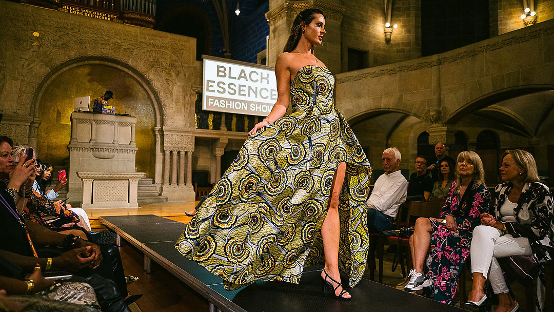 Where ancestral roots meet high couture — inside Basel’s most dynamic runway. Dive into the @blackessencefashionshow and witness how inclusivity reshapes luxury. Link in Bio #Blackessence #BaselFashion #InclusiveFashion #RunwayMoments #Couture
Read more: https://www.trendsetteronly.com/post/the-rhythm-of-heritage-inside-basel-s-most-dynamic-runway-where-ancestral-roots-meet-modern-high-c
Photography by @danielkempfseifried