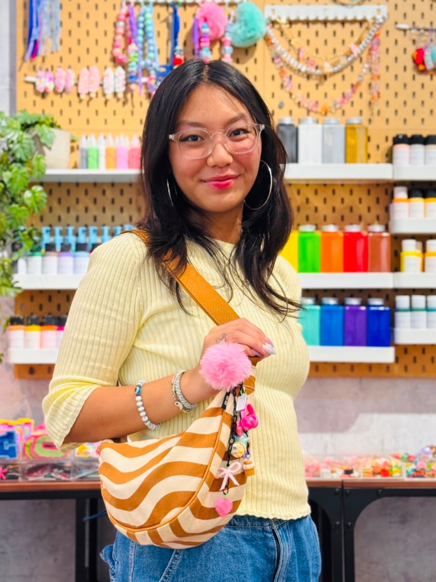 Look who came all the way from Japan! 🇯🇵🤍 Our lovely teen student spent some creative time at the studio making her own bag keychain. Definitely one for the studio memories. ✨
📍A M R DESIGN & ARTWORK SERVICES LLC
Shop 03 G/F AB Centre, Sheikh Zayed Road, Al Barsha 1, Dubai
#artclass #artstudio #artworkshop #workshop #art