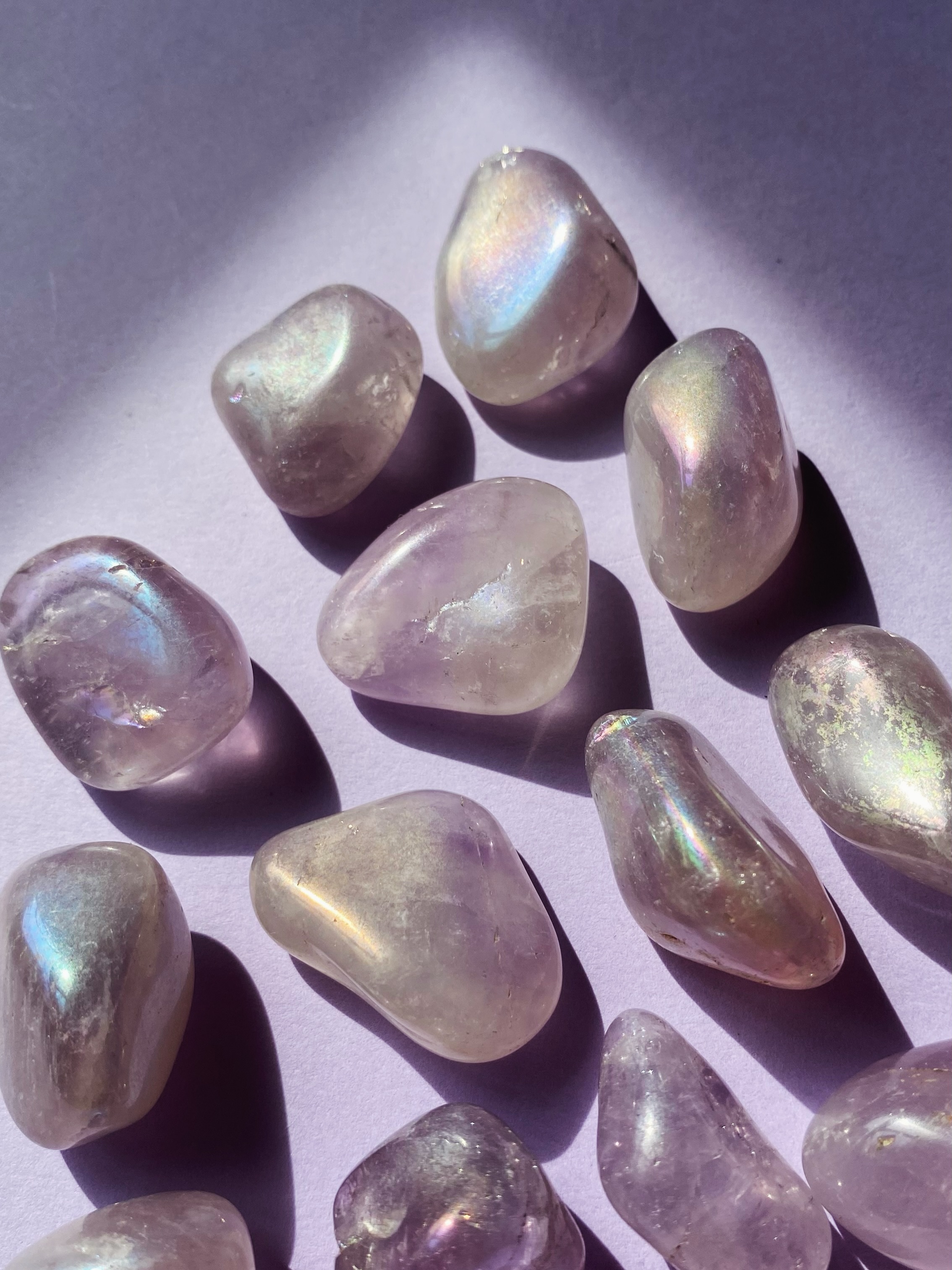 ๋࣭ ⭑⚝💜✮⋆˙💿L’AMÉTHYSTE AURA : des reflets féeriques 🧚
L’améthyste aura (aussi appelée améthyste angel aura ou perlée ) est le fruit d’une union magique : une améthyste naturelle associée à des métaux précieux (souvent du platine ou de l’argent) déposés en fine couche sous haute température.
Ce procédé lui confère cette iridescence unique, rappelant la lumière des ailes d’un ange ou les reflets d’une bulle de savon au soleil 🌈
🔮 Ses vertus principales :
•Elle amplifie l’action apaisante de l’améthyste classique en apportant une sensation immédiate de calme mental.
•Une merveilleuse alliée pour la méditation, l’intuition et la connexion au Soi.
•Ses reflets irisés diffusent une énergie très douce, lumineuse et réconfortante au quotidien.
✨ Comment l’utiliser ?
À garder sur soi dans la journée pour traverser les moments de stress, ou à poser sur la table de nuit pour des nuits paisibles et inspirées.
Tu en veux une ? Dis le moi en commentaire 💜
Bisous féerique jolies âmes 🧚💜
#auraamethyst #amethystcrystal #amethyststevenuniverse