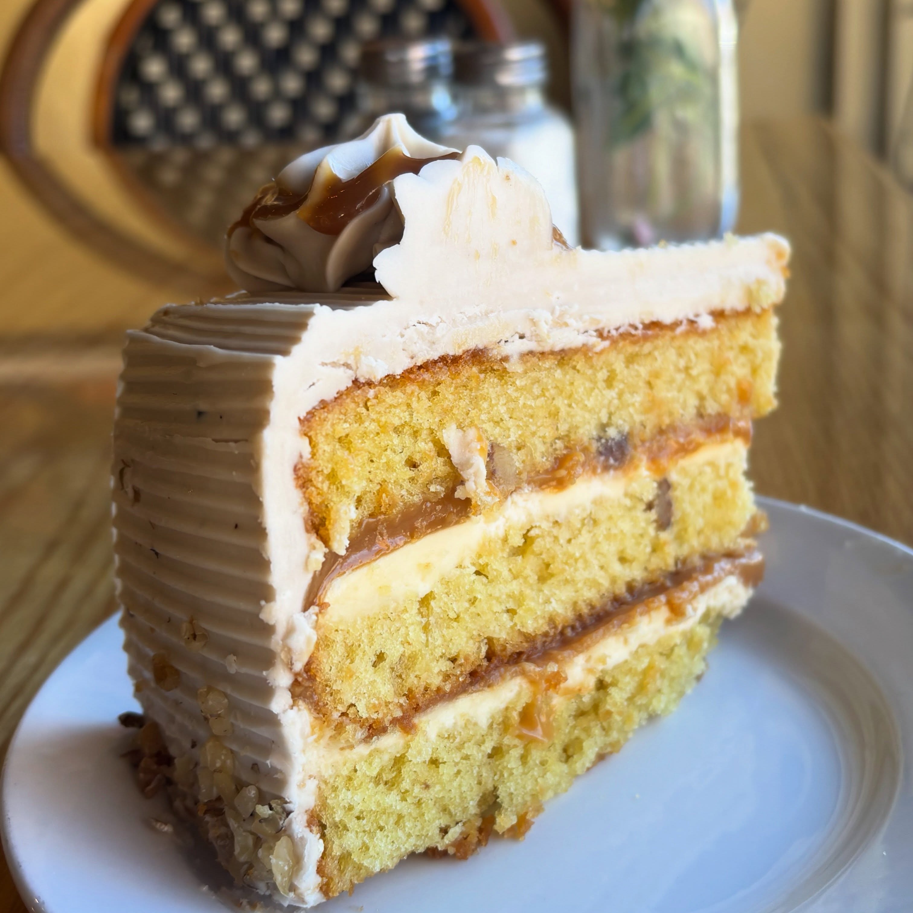 Looking for a weekend pick-me-up? Today, September 26th only, our Banana Fosters cake is BUY ONE GET ONE!
Grab a slice for yourself and one to share (or don’t share, we won’t judge😉)!
#themarketwv #themarketwvdesserts