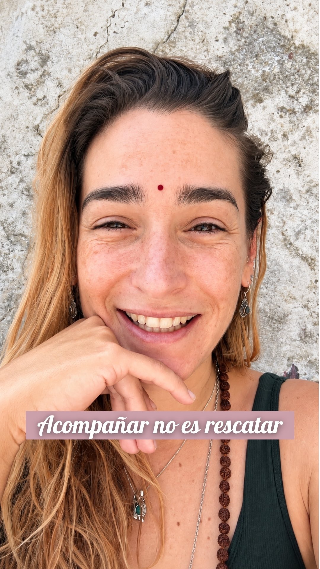Acompañar a alguien también significa respetar su proceso emocional 🤍
Con los años he aprendido que querer a alguien no significa tener que salvarlo de todo lo que le duele.
Podemos escuchar, sostener, estar presentes y ofrecer nuestra mano… pero hay procesos que cada persona necesita atravesar a su manera y a su tiempo 🌿
A veces, por amor, queremos solucionar, aconsejar o acelerar aquello que el otro todavía necesita vivir. Y quizá acompañar sea simplemente decir: “Estoy aquí cuando me necesites” 🙏✨
Respetar los tiempos del otro también es una forma de amar.
Con amor,
Naïr.
#CrecimientoPersonal #BienestarEmocional #Espiritualidad