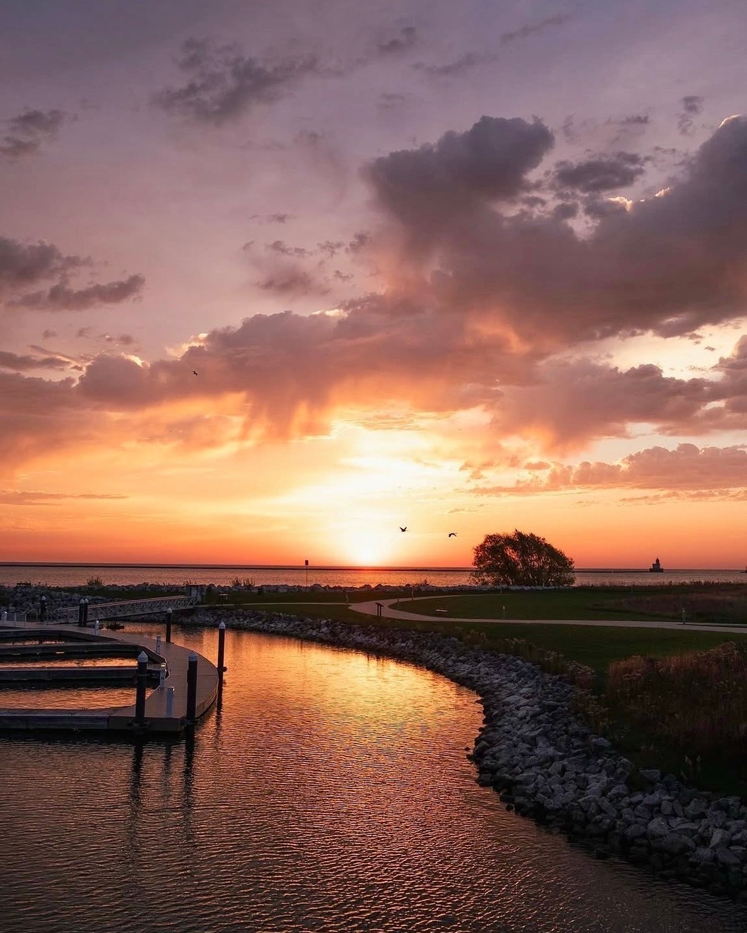 What's better than catching the sunrise at Lakeshore State Park? ๐ค
๐ธ: @tisko