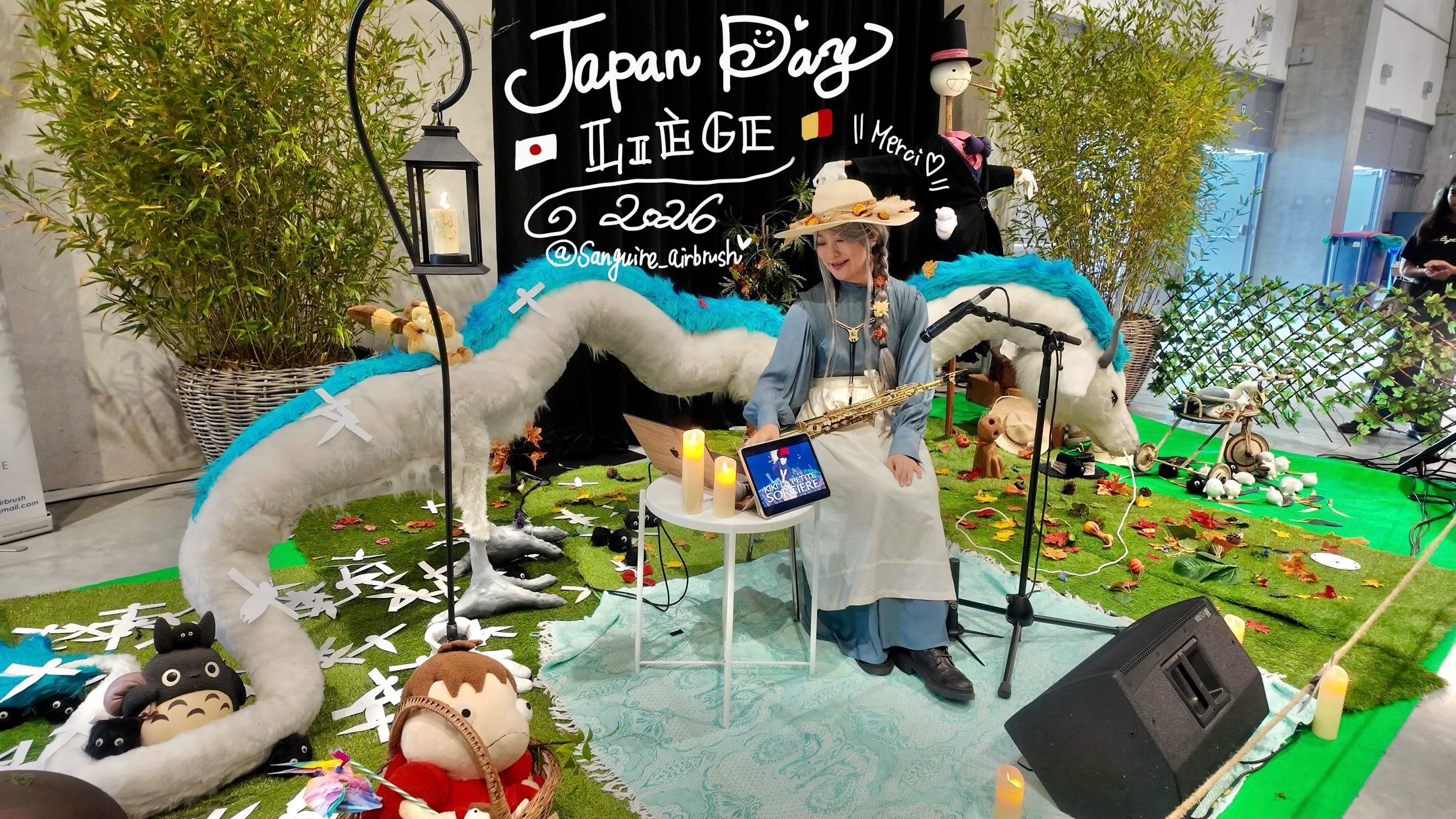 ◥◣🇧🇪🌳 Japan Day Liège 2026 🎷🇯🇵◢◤
26-27/09/2026 📍Liège Expo @japanday_officiel
Après le Luxembourg, me revoilà pour la 2ᵉ édition de Japan Day, en Belgique 🇧🇪
Un immense merci à Kylian et toute l'équipe de Japan Day, toujours si chaleureuse, m’accueille à bras ouverts à chaque fois ☺️
ルクセンブルクに引き続き、ベルギーのLiègeにて2回目のJapan Day出演でした。Kylianをはじめ、いつも温かく迎えてくれるJapan Dayチームの皆様に心から感謝します☺️
→À suivre ➡️ (Fais glisser les photos pour lire la suite !)
→続く➡️(写真をスライドして次の文に移動してね!)
Cette fois encore, j'ai eu l'honneur d'accompagner au saxophone l'univers décoratif inspiré de Studio Ghibli, créé par la talentueuse artiste Sanguine 🌳🦌🎷 Merci Sanguine de m'avoir invitée dans la forêt peuplée de tes adorables camarades 🥳
今回も、素晴らしいアーティストのSanguine @sanguine_airbrush による、スタジオジブリをインスピレーションしたデコレーションの世界にサクソフォンの音楽を添えさせて頂きました🌳🦌🎷 Sanguine、あなたの作った可愛い仲間達の森に私を参加させてくれてありがとう🥳
Merci du fond du cœur à toutes les personnes qui se sont arrêtées pour m'écouter, qui m'ont adressé la parole. C'était un vrai bonheur de donner mon premier concert en Belgique, le pays d'Adolphe Sax, l'inventeur du saxophone 🇧🇪
止まって耳を傾けて下さった方達、話しかけて下さった皆様、本当にありがとうございました。サクソフォンの開発者・アドルフサックスの国ベルギーで初の公演を行えた事、とても嬉しいです🇧🇪
→À suivre ➡️ (Fais glisser les photos pour lire la suite !)
→続く➡️(写真をスライドして次の文に移動してね!)
Cette édition a été marquée par de belles retrouvailles et de nouvelles rencontres ! J'ai retrouvé le maître de shamisen de Strasbourg, Tsuji-sensei sur la terre belge 🇧🇪🥳J'ai retrouvé Yuna-chan @leayunamusic et Kento-san @kento.gbn1010 pour la 2ᵉ fois depuis notre première rencontre 👒 J'ai aussi pu voir Kevin-san @otabunka , et nous avons passé un moment formidable à parler en japonais et français 🥹🙏
J'ai également fait la rencontre de Rika-san @manami_rika74 , chanteuse et seule invitée japonaise de cette édition ! Avec Yuna, elles ont enflammé la scène avec une performance à 200% 😭✨ J'espère sincèrement qu'on pourra se retrouver à nouveau en Europe 🥰💐
今回は素晴らしい再会と出会いもありました!ストラスブールでお世話になっている三味線の辻先生と🇧🇪の地で再会🥳そしてYunaちゃんとケントさんは前回のJapan Day以来2度目の再会👒 Kevinさんとも会うことができ、皆んなで日本語でもフランス語でも沢山話すことができてとても楽しかったです🥹🙏
そして今回唯一の日本人ゲストの、歌手のりかさんとの出会いがありました!初のヨーロッパ公演とは思えないほど堂々として、Yunaちゃんと2人で全力のパフォーマンスで会場を