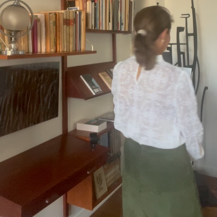 📸UNE PHOTO, UNE HISTOIRE : 2e épisode
« Quand on choisit le thème du Mur pour son exposition, quoi de plus parlant qu’un cimetière !
Le cimetière parle de la mort et la mort est notre dernier Mur sur Terre.
Là, nous sommes au cœur de l’Arménie, un peuple qui a été et qui est encore martyrisé à ce jour (cf. événements récents dans le Haut-Karabakh).
La femme qui se présente debout face à nous se confond avec les pierres tombales qui l’entourent. Il se produit comme un mimétisme entre la “gardienne du temple” et ses hôtes.
Mais cette “pierre” est vivante et porte sur son visage tous les malheurs de son peuple. », a écrit le photographe Jean-Philippe Taslé d’Héliand, à qui je consacre une seconde exposition.
Un grand merci au collectionneur qui a choisi d’acquérir le première édition de cette photographie le soir du vernissage 🙏
Pierres tombales
Arménie 2025
Tirage contrecollé sur Dibond
45x30cm
Ex 2/5
À vendre/ For sale
LE MUR
Construire, déconstruire, ce qui nous sépare, ce qui nous relie
📍 9 avenue de Lamballe, 75016 Paris
Exposition visible sur rendez-vous
📅 Porte ouverte samedi 3 octobre, de 11h à 18h30
Pour toute information ou pour prendre rendez-vous :
Message @Collection Stéphanie Peyrissac
📞 06 11 72 55 88
✉️ contact@collectionstephaniepeyrissac.com
🌐 galeriecollectionstephaniepeyrissac.com
#jpthphotographe #photo #arménie #artcontemporain #collectionstephaniepeyrissac