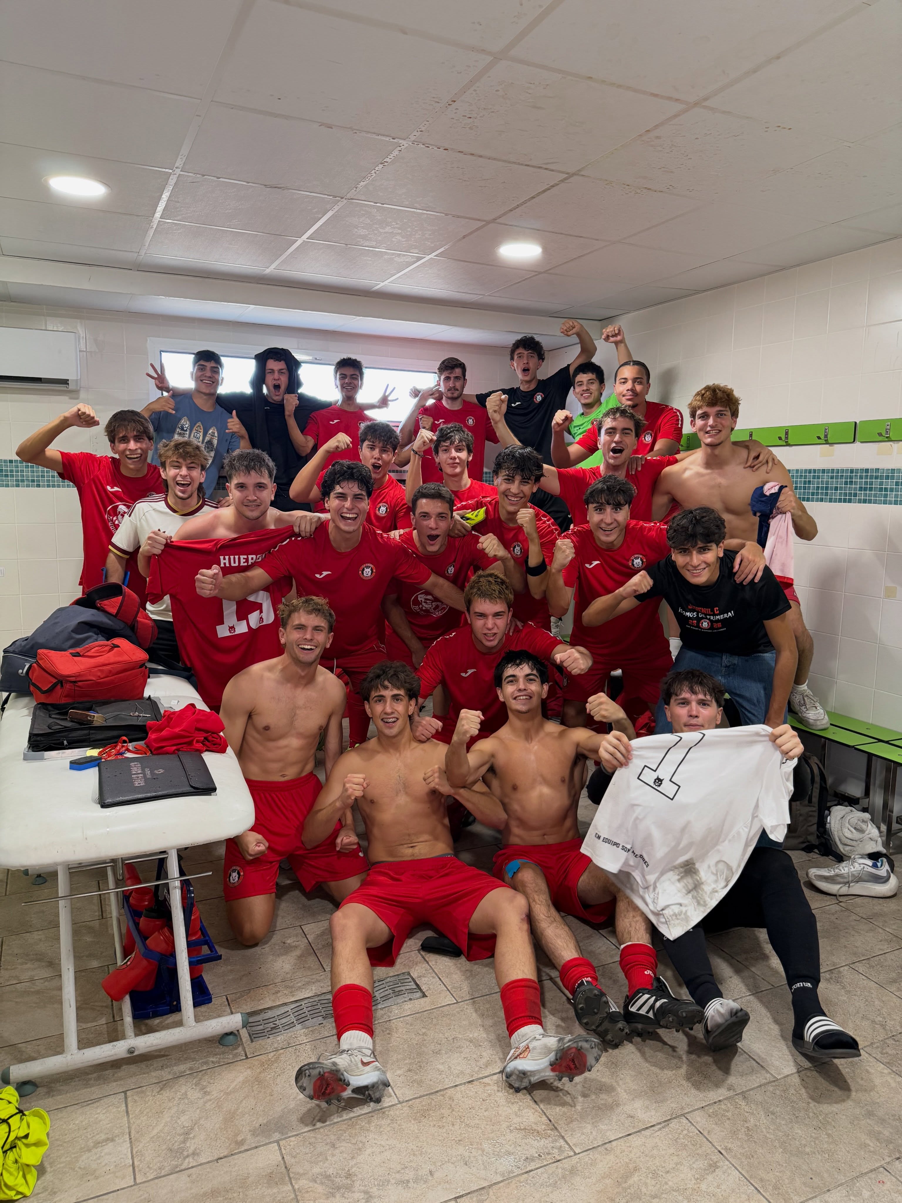 SENIOR C | LOS PRIMEROS TRES PUNTOS SE QUEDAN EN CASA ❤️💪🏼
⚽ Unión Pardillo Senior C 4–1 Moralzarzal C.F. “B”
🥅 Goles: Barajas, Chaya, Clermont y Gorka
Nuestro Senior C fue de menos a más en su estreno liguero. En la primera parte nos costó mantener el balón tanto como queríamos, pero llegamos al descanso por delante y con buenas sensaciones.
Tras la reanudación, el equipo dio un paso adelante: tuvo más posesión, jugó con más dinamismo e impuso su superioridad física y táctica. Pudimos ampliar la ventaja en los últimos minutos, aunque nos faltó calma para aprovechar las ocasiones.
Primera jornada, victoria en casa y tres puntos para empezar a construir. Ahora toca descansar, seguir trabajando y mantener esta motivación. ¡A por más! ❤️🍍
SENIOR D | PRIMEROS AJUSTES, MUCHO CAMINO POR DELANTE ❤️💪🏼
⚽ CD Arroyo 3–1 Unión Pardillo Senior D
🥅 Gol: Martín
La falta de partidos amistosos se notó en la primera parte. Nos costó encontrar los mecanismos para salir con el balón y sufrimos a balón parado, donde llegaron los goles del rival. Entrenar ayuda, pero competir nos muestra los ajustes que todavía necesitamos hacer.
Tras el descanso el equipo corrigió algunas cosas y salió mejor. Aun así, nos faltó claridad después de recuperar el balón y más pausa para construir nuestro juego.
Es el comienzo y queda mucho trabajo por delante. Nos llevamos tareas concretas para mejorar y la convicción de que este equipo puede ir a más. Seguimos juntos. ❤️🍍
JUVENIL A | GOLES, VICTORIA Y TRES PUNTOS MÁS ❤️💪🏼
⚽ Unión Pardillo Juvenil A 7–0 Robledo
Una gran primera parte nos permitió encarrilar el partido con cuatro goles antes del descanso. Después, el encuentro perdió ritmo entre las faltas a destiempo y las protestas del rival, pero el equipo mantuvo la ventaja y terminó ampliándola hasta el 7–0.
También nos llevamos algo que aprender: cuando un partido se tensa, tenemos que saber mantener la calma y seguir centrados en nuestro juego.
Seguimos trabajando y sumando de tres en tres. ¡A por más! ❤️🍍
JUVENIL B | EL COMPROMISO CUENTA ❤️💪🏼
El Juvenil B afrontó el partido ante el C.D. Retamar-Pozuelo con solo 13 jugadores, frente a un rival que venía de Preferente y e