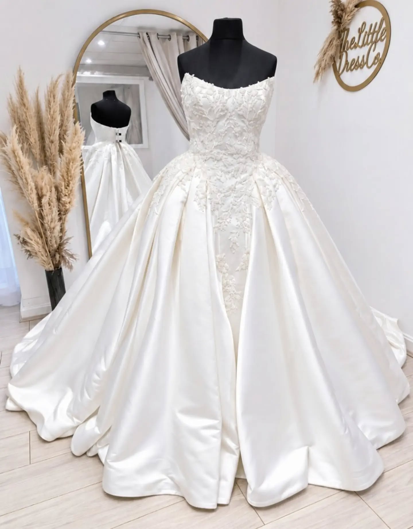 A sensational satin princess gown from our premium collection 💍✨ Auburn features a statement box-pleated ballgown skirt, heavily beaded bodice and cat eye neckline.
The perfect gown to feel like a true princess on your big day 😍👑
High street size 14-16
