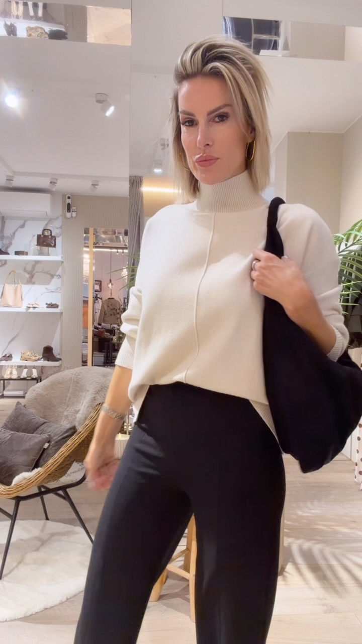 Outfit 1 :
Broek chocolate Rinascimento: € 74,99
Pulletje korte mouw : € 39,99
Loafers : € 34,99
Handtas RINASCIMENTO beige : € 119,99
Blazer met riempje : € 59,99
Outfit 2 :
Broek zwart Rinascimento : € 74,99
Trui beige met opstaand kraagje : € 49,99
Handtas zwart : € 69,99
Jacket : € 54,99