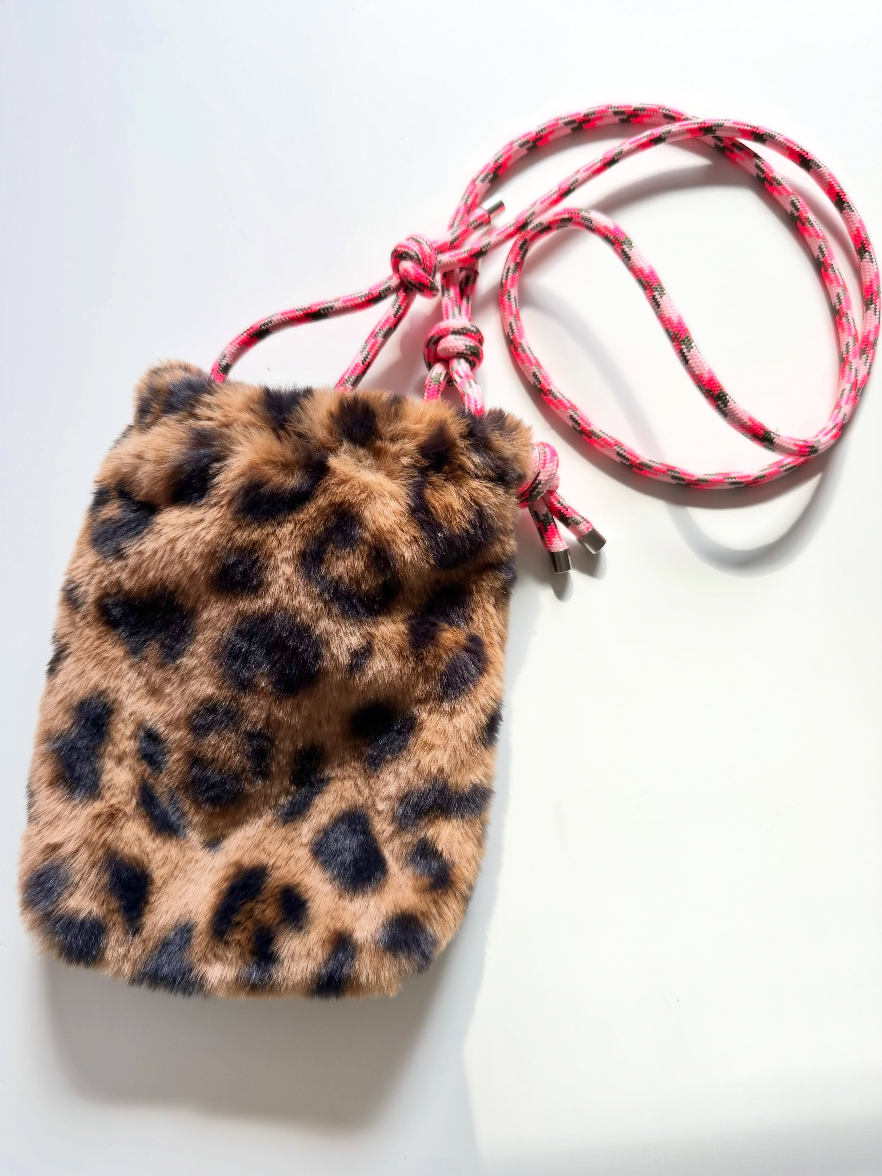 La pochette toute douce est de retour 😍 du léopard, de la fourrure, de l’utile, du made in France… l’accessoire de cet hiver !
Si vous n’aviez pas craqué l’année dernière, aurez-vous le temps d’en commander une avant sa rupture de stock ?
Lien en bio vers le site www.juliemoon.fr 😀
Et disponible ce week-end au @lille_vintage_market 🤩