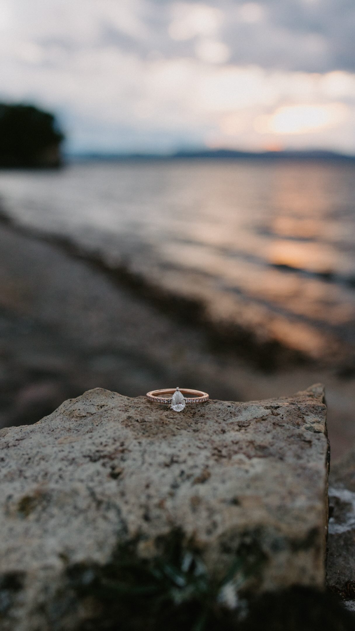 We’ve all been there! Your shoot wraps up, the couple drives off and a few minutes later you turn around to see an epic sunset 🙃🤦🏼♀️
Don’t worry, the lighting was incredible for the whole shoot, but this always cracks me up 🤪
#vermontweddingphotographer #photographerslife #vermontsunset #engagementsession #newenglandweddingphotographer