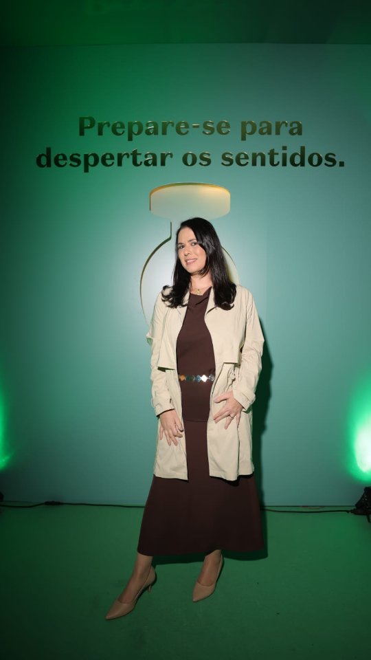 E se fosse possível transformar as emoções brasileiras em fragrâncias?
Foi essa a proposta do Box do Sentir, projeto de O Boticário que reuniu cinco perfumistas internacionais para interpretar Saudade, Garra, Otimismo, Euforia e Amor, sob a condução de César Veiga, perfumista do Grupo Boticário.
Tive a oportunidade de conhecer as cinco criações e conversar com alguns dos profissionais envolvidos nesse projeto, que celebra a autoria e o processo criativo por trás da perfumaria.
A experiência ganhou outra dimensão com a gastroperformance da artista Simone Mattar, que explorou a conexão entre olfato, paladar, visão, audição e tato, dando vida às emoções que inspiraram cada fragrância.
Um encontro que trouxe uma perspectiva especialmente interessante: em vez de partir das emoções que um perfume desperta, o desafio foi transformar o próprio sentimento em ponto de partida para a criação olfativa.
No Reels, compartilho um pouco dessa experiência e dos encontros que marcaram a apresentação do Box do Sentir. Para conhecer as cinco fragrâncias, seus criadores e as histórias por trás do projeto, leia a matéria completa no ALL SENSEZ. Link em anexo.
@oboticario
#ALLSENSEZ #OBoticário #BoxDoSentir #Perfumaria #InteligênciaSensorial