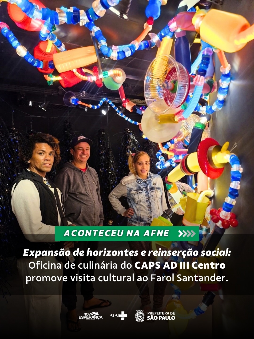 No dia 18 de setembro, os participantes da oficina de culinária, do CAPS AD (Centro de Atenção Psicossocial Álcool e Drogas) III Centro, realizaram uma visita cultural ao Farol Santander. A atividade teve como propósitos centrais o fortalecimento de vínculos, a reinserção social e a ampliação do repertório dos usuários sobre as diversas manifestações de cultura e lazer. A ação contou também com a participação de uma residente do programa de Práticas Integrativas e Complementares em Saúde (PICS).
A imersão nos espaços educativos e artísticos proporcionou momentos de trocas profundas, aprendizado sobre diferentes linguagens visuais, valorização da identidade de grandes artistas e a descoberta dos significados por trás de cada obra.
A exposição voltada aos jogos eletrônicos, em especial, permitiu um resgate afetivo ao relembrar e interagir com aparelhos de videogame antigos, unindo nostalgia, diversão e acesso à cidade em um momento de integração coletiva.
#CAPSAD #Cultura #SUS #TimeAFNE
#ParaTodosVerem: A sequência de fotos exibe os participantes do CAPS AD Centro durante a visita ao Farol Santander, registrando momentos do grupo reunido no saguão, interagindo com as instalações artísticas coloridas e imersivas das exposições, observando painéis de obras de arte.