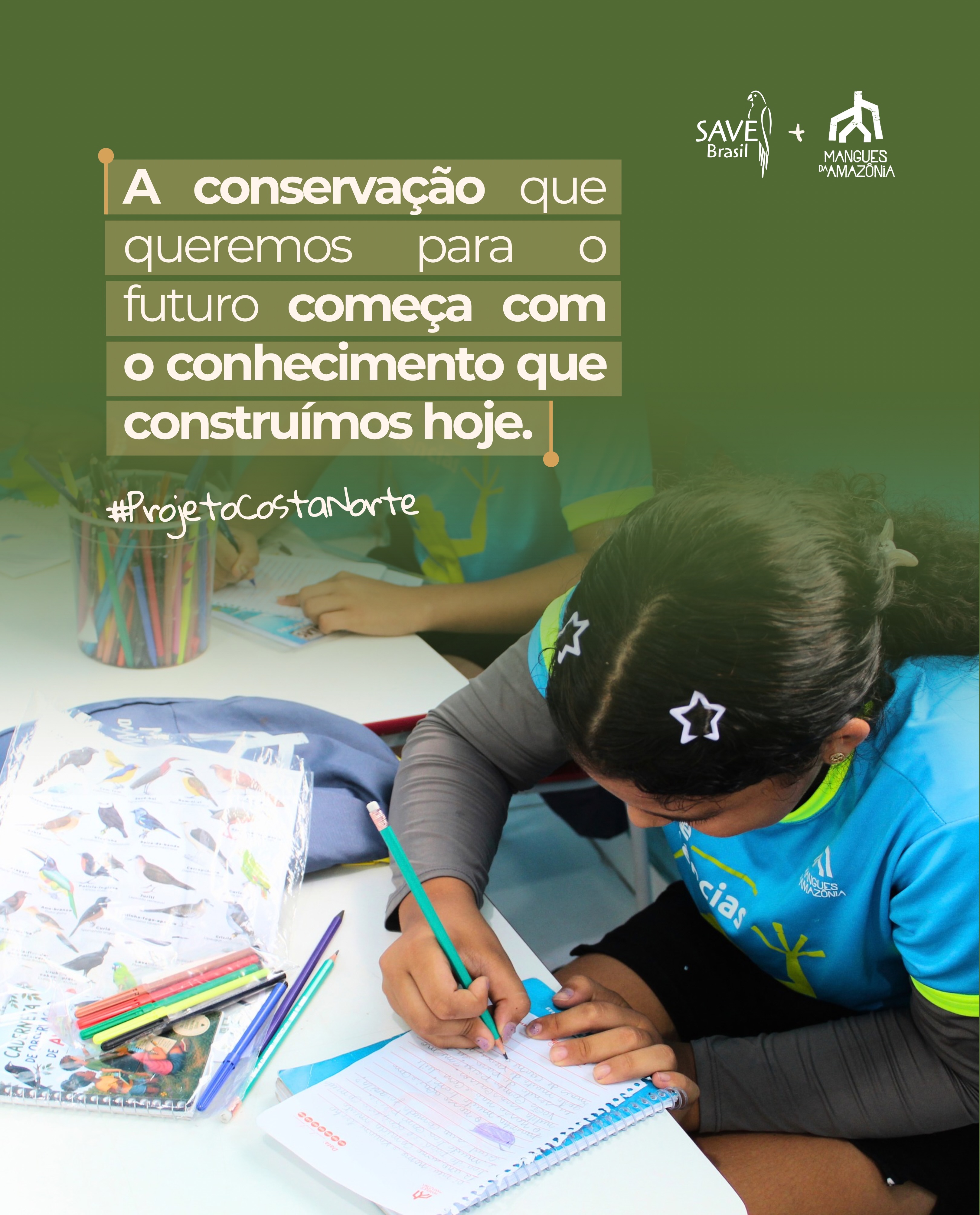 Na Costa Norte do Brasil, conservação se faz junto.
No Pará, a SAVE esteve com o @manguesdaamazonia em atividades dos Clubes Alfamangue e de Ciências, iniciativas que fazem parte do trabalho realizado pelo parceiro no território.
Foi nesse espaço de mobilização do Mangues da Amazônia junto à comunidade local, que o #ProjetoCostaNorte entrou em cena para conduzir as aulas dos clubes de jovens e crianças. A partir das aves e dos manguezais, o aprendizado ganhou novas perspectivas.
No Clube Alfamangue, as aves ajudaram a conduzir atividades de alfabetização e escrita. No Clube de Ciências, foram uma porta de entrada para o letramento científico sobre avifauna e a ornitologia.
E a parceria acontece em um território especial: A região abriga a maior faixa contínua de manguezais do mundo, um ambiente fundamental para as comunidades locais e para inúmeras espécies de aves, incluindo as aves limícolas migratórias, que dependem desses lugares ao longo de suas rotas.
Foi assim que o Projeto Costa Norte e o Mangues da Amazônia se encontraram: somando conhecimentos, experiências e formas de engajar as pessoas pela conservação da natureza. 💚🦜
🔗 Saiba mais detalhes em: www.savebrasi.org.br.
.
.
.
.
O Projeto Costa Norte é uma iniciativa da SAVE Brasil, realizada por meio do Programa Aves Limícolas, em parceria com a @manometconservationsciences e com apoio da @birdlife.international , @whsrn_rhrap e Bobolink Foundation.
📸 Maria Luiza Rodrigues/ SAVE Brasil
#SAVEBrasil #ManguesDaAmazonia #conservacao