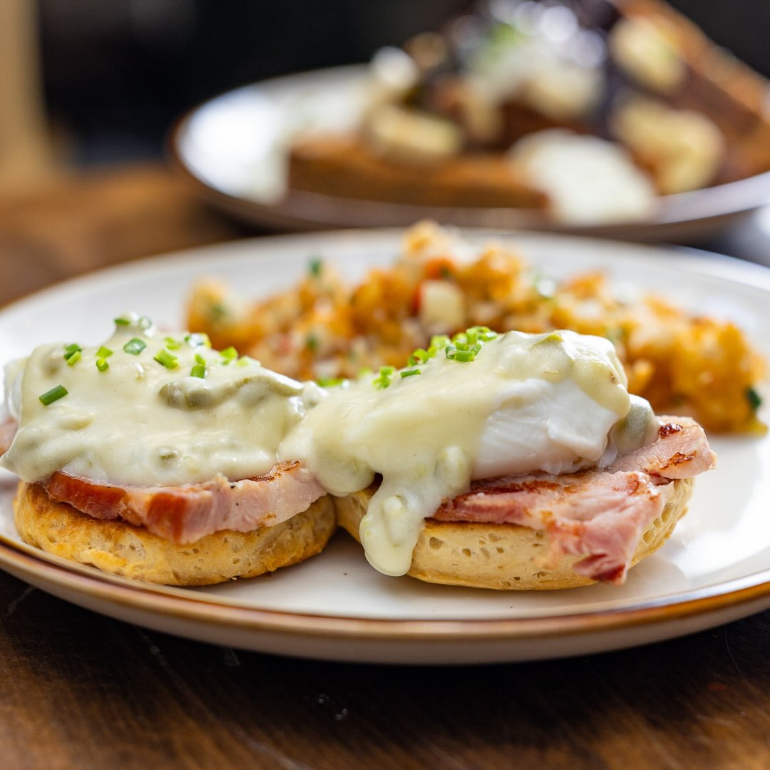 Join us for Brunch this weekend and order our Eggs Benedict – a house-made biscuit topped with Canadian bacon and jalapeño-cheddar hollandaise, served with tater tot homefries. 🍳 #Draught55
#midtownnyc #eggsbenedict #brunch #weekendplans