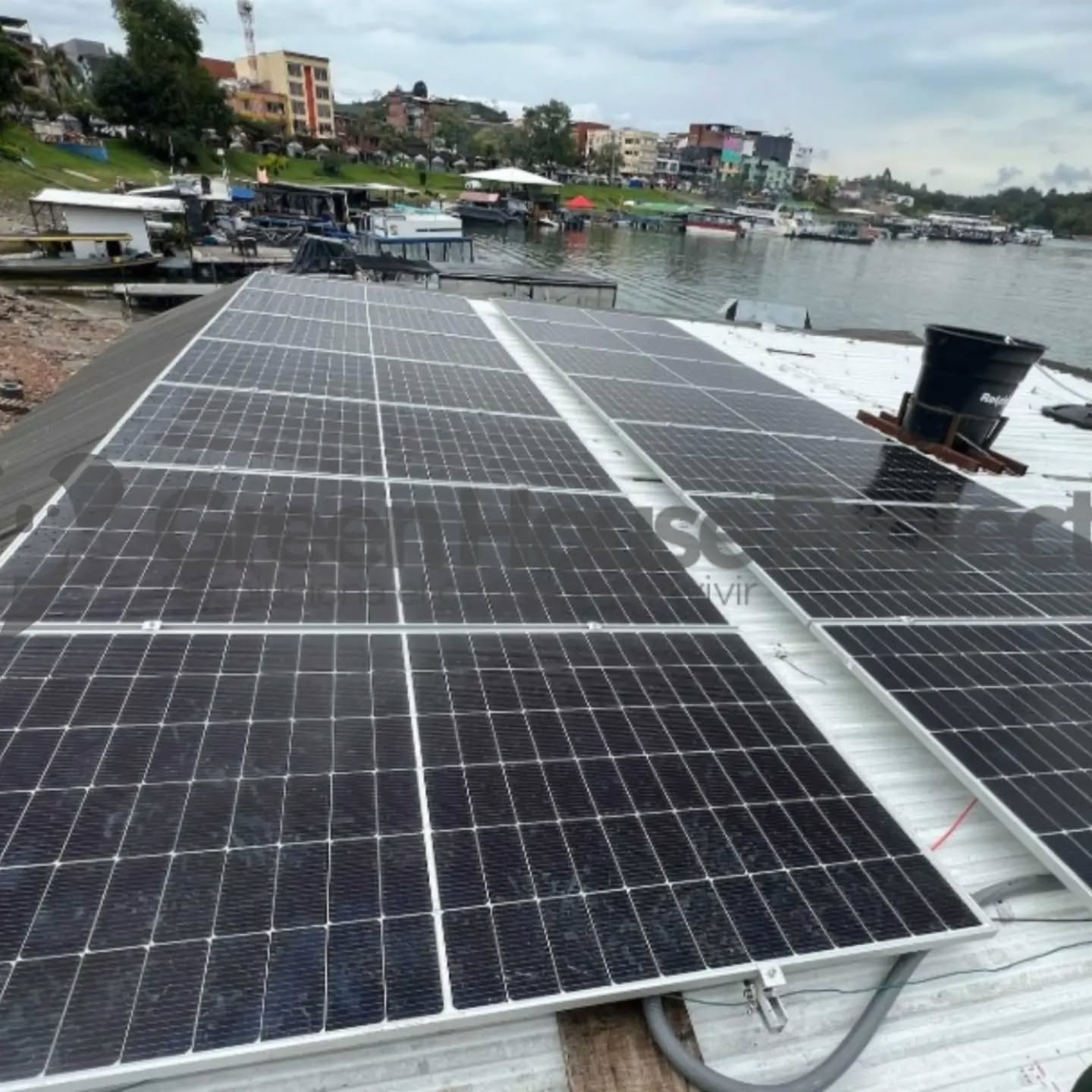 ☀️ Hay lugares donde tener energía no es una opción, es una necesidad.
Por eso diseñamos soluciones solares que se adaptan a cada proyecto, incluso en zonas donde contar con autonomía y respaldo energético marca la diferencia. ⚡🔋
En Green House Project no solo instalamos paneles: diseñamos sistemas completos, seguros y pensados para las necesidades reales de cada cliente.
☀️ Generación solar
🔋 Respaldo de energía
⚡ Sistemas híbridos
🛠️ Instalación profesional
🇨🇴 Cobertura nacional
¿Quieres dejar de depender 100 % de la red eléctrica?
📲 Escríbenos y diseñamos tu proyecto.
Green House Project®
Revoluciona el concepto de vivir. 💚
#GreenHouseProject #EnergiaSolar #PanelesSolares #EnergiaRenovable #SistemaHibrido AhorroEnergetico Colombia