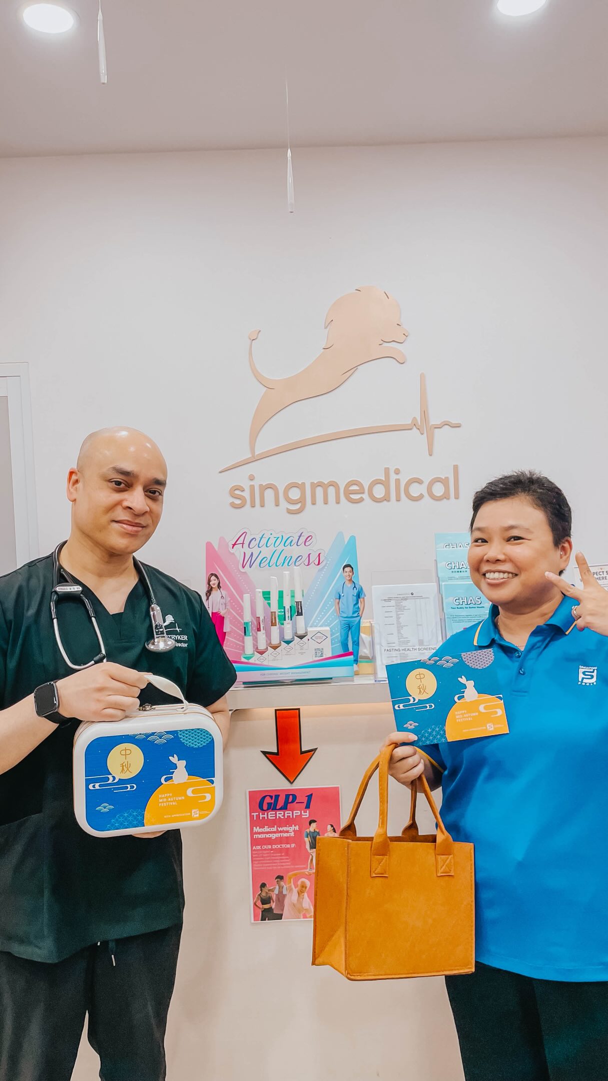 A huge shoutout to our lovely neighbours at @sgpools for these delicious and absolutely adorable mooncakes! 🥮🥰 Such a sweet treat for the Mid-Autumn Festival.
Wishing everyone a wonderful reunion dinner tonight, filled with good food, laughter and time with the people you love. 🌕✨
Happy Mid-Autumn Festival from all of us at SingMedical! 🦁🏮
#singmedical #drbobbystryker #midautumnfestival #中秋快乐 #中秋节