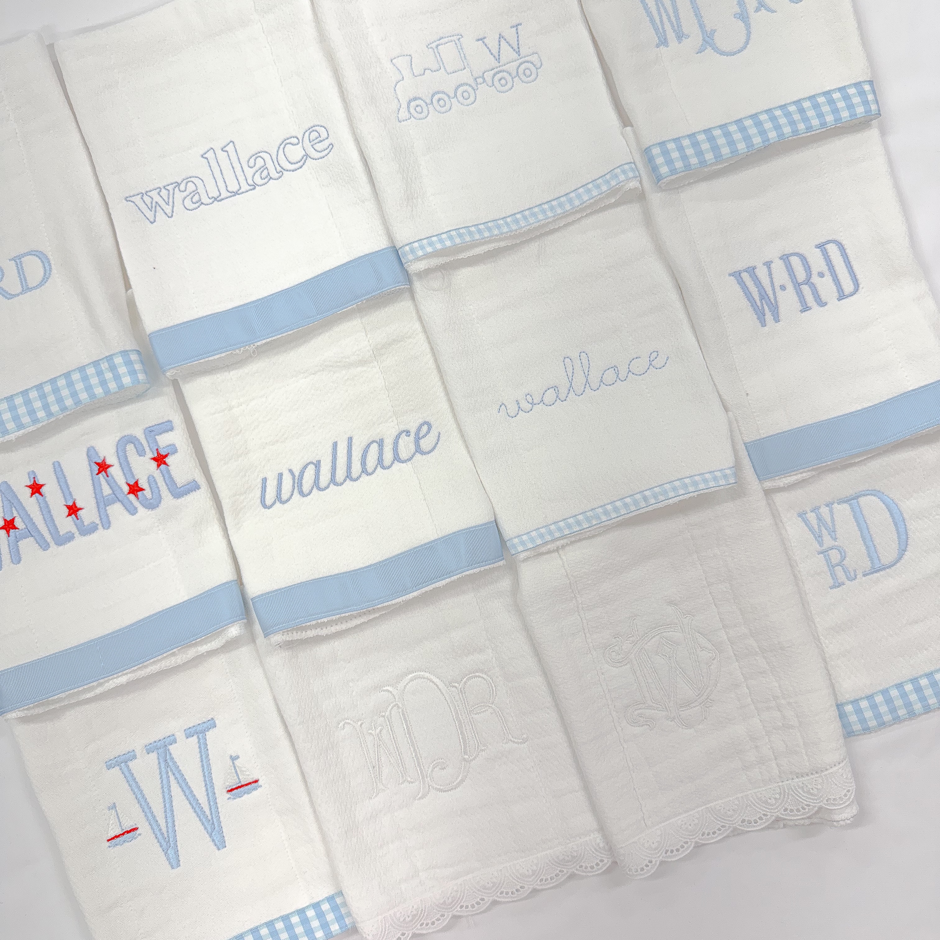 Do yall remember these trimmed burp cloths from years ago?! Well, they’re back and cuter than ever!!!! 🩵🩵🩵🩵 I’m way far behind on posting so much beautiful content if you haven’t noticed🤭 there are so many changes happening behind the scenes that I am announcing SO SO SO soon!!!! But for now, enjoy all these beautiful monograms!!