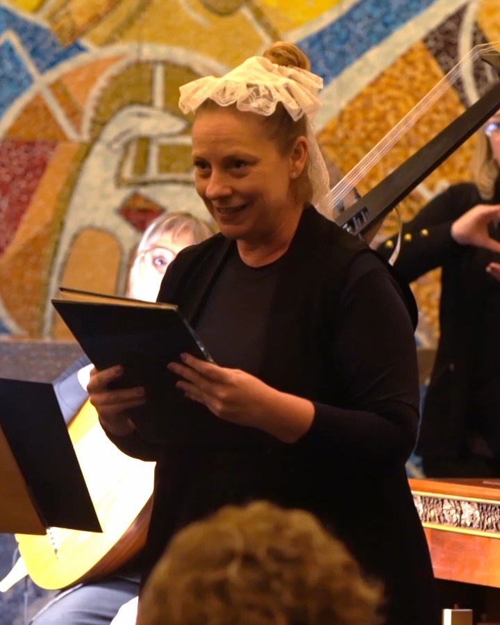 A atriz Janaina Pelizzon vive Anna Magdalena Bach e conta um pouco de sua história no nosso último concerto.
Lembrando que teremos As Quatro Estações de Vivaldi com instrumentos originais barrocos no dia 29 de outubro, em Porto Alegre. Inscreva-se no site, receba a notificação de abertura bilheteria - garanta os melhores ingresso.
Agradecemos especialmente ao patricínio da Farmacêutica Hertz e Blueville, e o apoio da PUCRS Cultura.
Concerto da Bach Society Brasil apresentado pela Secretaria de Estado da Cultura apresenta nosso em homenagem à Anna Magdalena Bach ocorreu no dia 21 de setembro de 2026, em Porto Alegre, tocando o repertório que a família Bach tocava em casa.
O LIVRO DE ANNA MAGDALENA
📅 Ocorreu no dia 21 de setembro de 2026, segunda-feira, às 20h 🕒
📍 Igreja Universitária Cristo Mestre (PUCRS)
Porto Alegre
🎟️ Entrada foi gratuita
♿ Evento acessível
SOLISTAS
Diana Danieli @diana_danieli_, mezzo-soprano
Dolores Costoyas @dolorescostoyas (Argentina), teorba
Diego S. Biasibetti @schuckmusik, viola da gamba
Fernando Cordella @cordellafernando, cravo, órgão e direção
Janaina Pellizzon @janainapellizzon, atriz
FICHA TÉCNICA
Projeto: Luz e Sombra: A Estética Barroca em Música
Realização: Sociedade Bach Brasil
Patrocínio: Hertz Farmacêutica e Blueville
Apoio: PUCRS Cultura, Consulado Geral da República Federal da Alemanha, Goethe Institut, Instituto Ecossis, EROICA e Badermann Arquitetos Associados
Produção Cultural: Conecta Cultura
Comunicação: EROICA
Financiamento: PRÓ-CULTURA, Governo do Estado do Rio Grande do Sul, por meio da Secretaria de Estado da Cultura.
@sedac_rs @pastoralpucrs @pucrscultura @hertzfarma @bluevillealimentos @alemanhanobrasil @goetheinstitut_portoalegre @institutoecossis @eroica_conteudo @conectacultura_ badermannarquitetos
#BachSocietyBrasil #bach #concerto #poa #musicaclassica