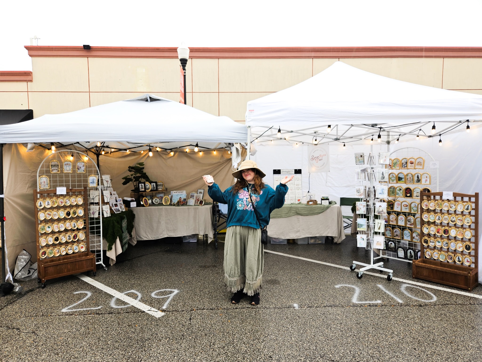 Overland Park Fall Fest has officially begun! Visit me outside Lulu’s (just a couple tents down from @theodavisart) until 8pm tonight or 8am-4pm tomorrow! There are dozens of local makers popped up, live music, family activities, and more ♥️