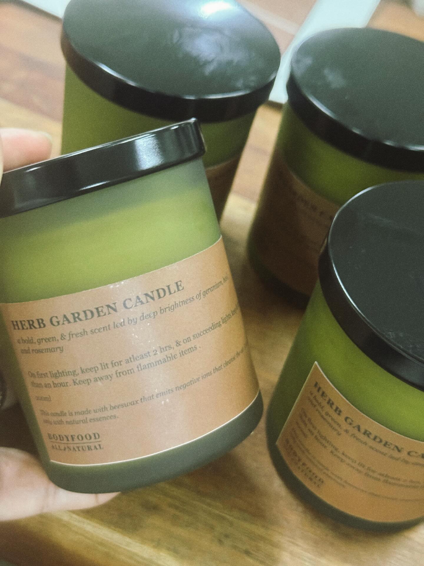 The workshop was busy on a monday ... 2 liters of a floral magnesium cream for the moms & a mentholated muscle ache balm for the dads for a rebranding client, ( you know them ofcourse ) and then 3 "green" candles... spicy Cardamom Bay, low key holiday Fir Forest, and the classic Herb Garden on the site