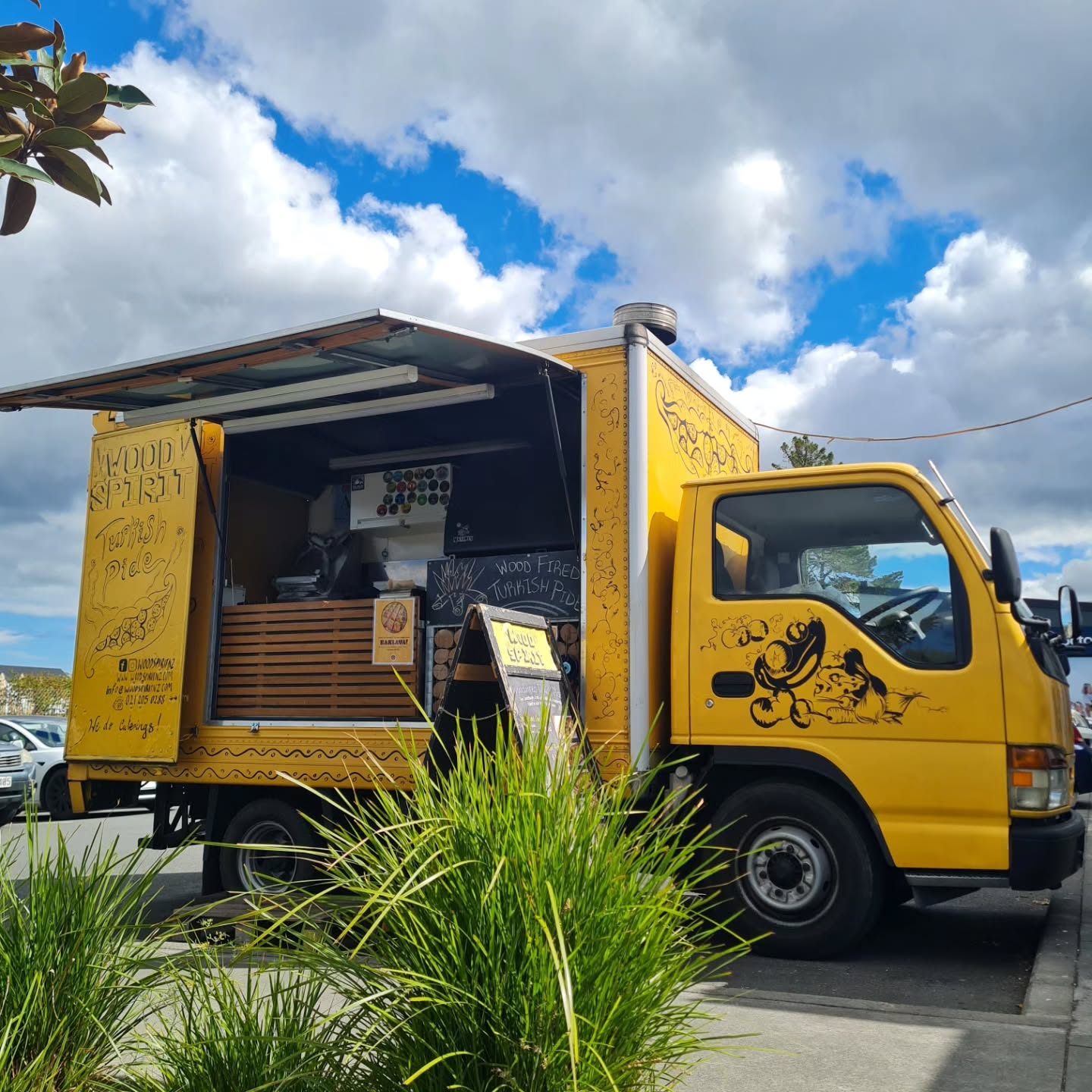Hi folks 👋
This FRIDAY, October 2nd our Foodtruck will be at Orewa
We will serve Wood-fired Turkish Pides 🔥
》October 2nd Friday
"Orewa Twilight Market" hosted by @mymarkets_
📍Orewa Square
⏰️4-8PM
Meanwhile our Ellersie Pop-up inside @properdonerkebab is OPEN weekly Tuesday-Sunday 11AM-9PM as usual.
#woodspiritnz #turkishpide #turkishstreetfood