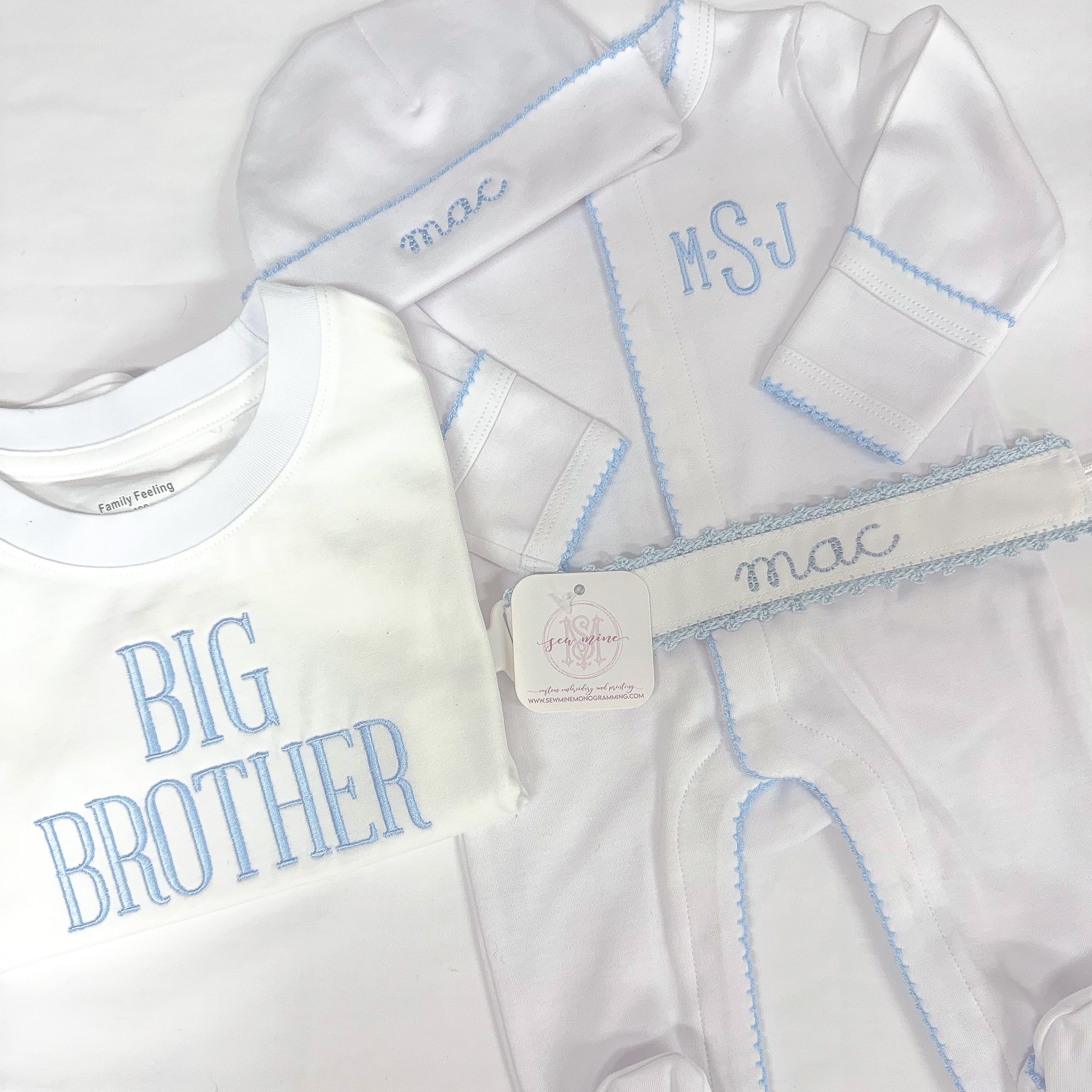 A simple & sweet gender box to welcome baby Mac!!! And a fun tee for Big Brother🩵🩵🩵 I’m way far behind on posting so much beautiful content if you haven’t noticed🤭 there are so many changes happening behind the scenes that I am announcing SO SO SO soon!!!! But for now, enjoy all these beautiful monograms!!