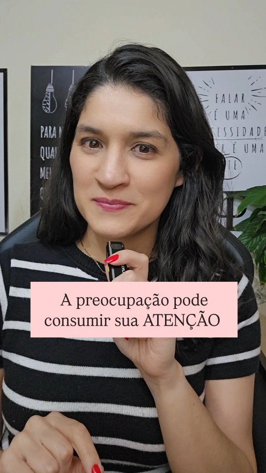A sua mente não funciona como uma câmera que registra tudo o que acontece ao redor.
Ela precisa selecionar, priorizar e descartar informações o tempo todo.
E quando existe preocupação constante, esse trabalho pode ficar ainda mais pesado. Não significa que você vai necessariamente “ficar com a memória ruim”, mas que preocupações podem consumir recursos de atenção que também seriam usados para outras tarefas.
Por isso, antes de concluir “eu não consigo me concentrar” ou “minha memória está péssima”, pode ser interessante observar:
No que minha cabeça estava ocupada enquanto eu tentava prestar atenção nisso?
Às vezes, o problema não é falta de capacidade.
É que sua mente estava tentando resolver outra coisa ao mesmo tempo.
E você? Lembrou do 1? 👀
Me conta aqui 👇🏻