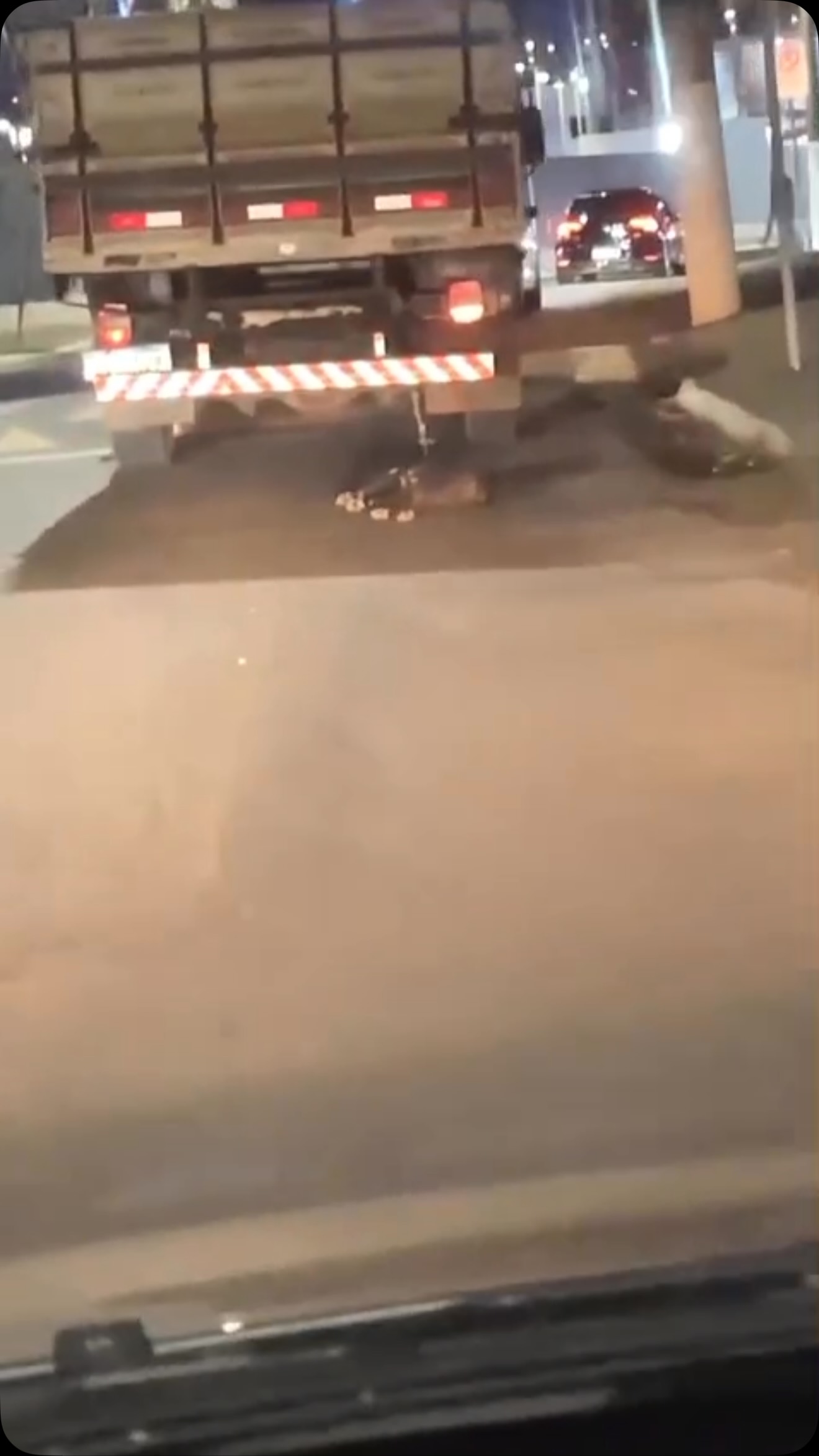 PREFEITURA DE OLÍMPIA CEDE IMAGENS À POLÍCIA APÓS CÃO SER ARRASTADO POR CAMINHÃO
A Prefeitura de Olímpia informou nesta segunda-feira (28) que está colaborando com a Polícia Civil na investigação do caso de um cachorro que foi arrastado por um caminhão pelas ruas da cidade.
O caso ocorreu na noite de sábado, na rua Diógenes Breda, no Centro, e ganhou repercussão após imagens registradas por uma motorista que seguia atrás do caminhão circularem pelas redes sociais. O vídeo mostra o animal preso por uma corda enquanto é arrastado pelo veículo. A mulher chega a buzinar na tentativa de alertar o motorista.
A Polícia Civil abriu inquérito para identificar e localizar o condutor. Segundo a Prefeitura, a Guarda Civil Municipal está auxiliando nas apurações e disponibilizando imagens do sistema de videomonitoramento da cidade que possam ajudar na identificação do veículo e no esclarecimento do caso.
Em nota, a administração municipal repudiou qualquer forma de maus-tratos e violência contra animais e afirmou que permanecerá à disposição das autoridades para colaborar com a investigação e a eventual responsabilização dos envolvidos.
Denúncias de maus-tratos podem ser feitas à GCM pelo telefone 153, com atendimento 24 horas, ou ao Centro de Acolhimento Animal pelo WhatsApp (17) 92004-5586, de segunda a sexta-feira, em horário comercial.
Mais informações no Portal Guilherme Baffi.