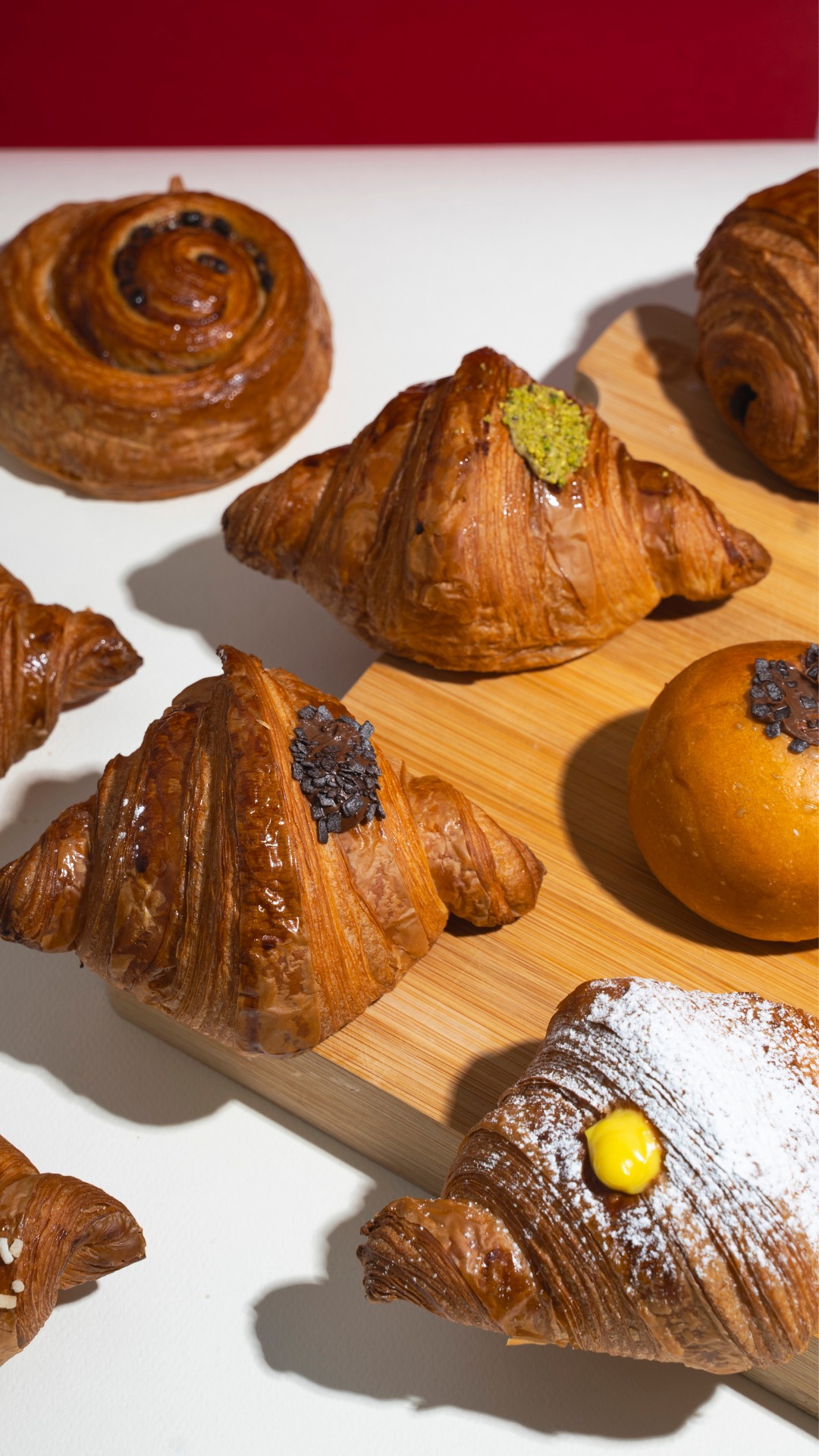 Lunedì, martedì, mercoledì… e poi tutti gli altri giorni. 🤍
Tra impegni, appuntamenti e giornate che corrono veloci,
c’è sempre un buon motivo per concedersi qualcosa di buono.
Una colazione con calma, una pausa a metà giornata o una box di dolci da condividere: non serve un’occasione speciale per scegliere un momento di dolcezza. ✨
✨ Scrivici in DM o su WhatsApp per prenotare la tua box.
📞 +39 331 258 8607
✨ Ritirala in laboratorio oppure scegli il servizio di consegna.
📍 Via Pastrengo 58, Moncalieri
#Solevè #LaboratorioArtigianale #BoxSolevè #DolciArtigianali #Moncalieri