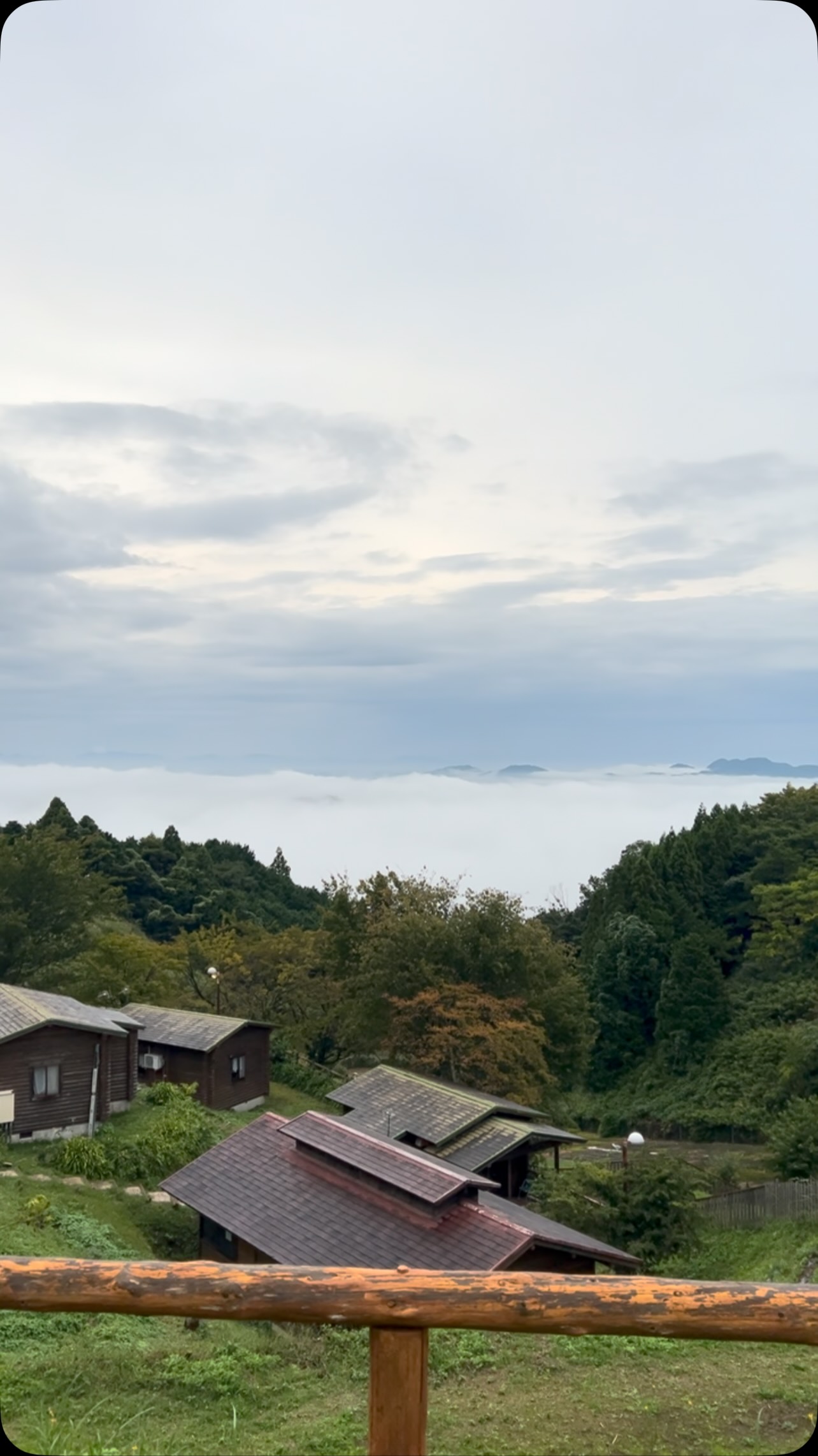 上の台緑の村では昨日から降り続いた雨が落ち着いて風も穏やかになったので条件が揃い、眼下には雲海が拡がっていました。
#雲海
#島根県安来市
#コテージ