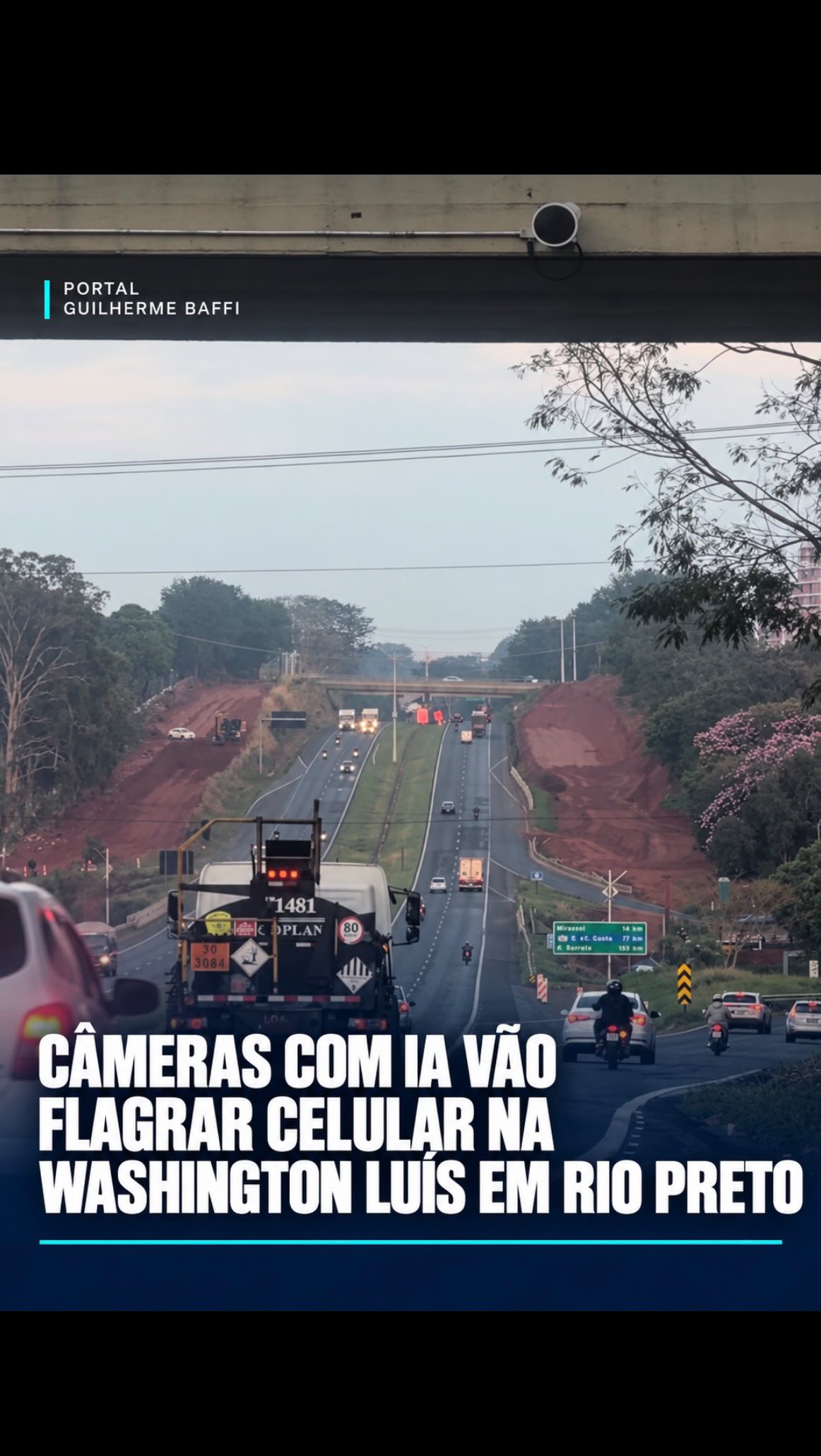 ATENÇÃO: CÂMERAS COM IA VÃO FLAGRAR CELULAR NA WASHINGTON LUÍS EM RIO PRETO
Quem passa pela Rodovia Washington Luís, na altura da avenida Alberto Andaló, já pode ver as novas câmeras instaladas no viaduto. A partir de 1º de outubro, os equipamentos com inteligência artificial passam a auxiliar a fiscalização de motoristas usando o celular ao volante e de ocupantes sem cinto de segurança.
As câmeras estão no km 438, nos sentidos norte e sul, e funcionam 24 horas por dia, inclusive à noite e com veículos em movimento.
A estrutura é de responsabilidade da Ecovias Noroeste Paulista, enquanto a análise das imagens ficará a cargo da Polícia Militar Rodoviária (PMRv). São os policiais que confirmam a infração e realizam eventual autuação. A concessionária não aplica multas.
Usar o celular ao volante é infração gravíssima, com multa de R$ 293,47 e sete pontos na CNH. A falta do cinto é infração grave, com multa de R$ 195,23 e cinco pontos.
Entre janeiro e agosto deste ano, foram registrados 373 acidentes entre os quilômetros 430 e 454 da Washington Luís, trecho que abrange Rio Preto e Mirassol.
Mais informações no Portal Guilherme Baffi.
