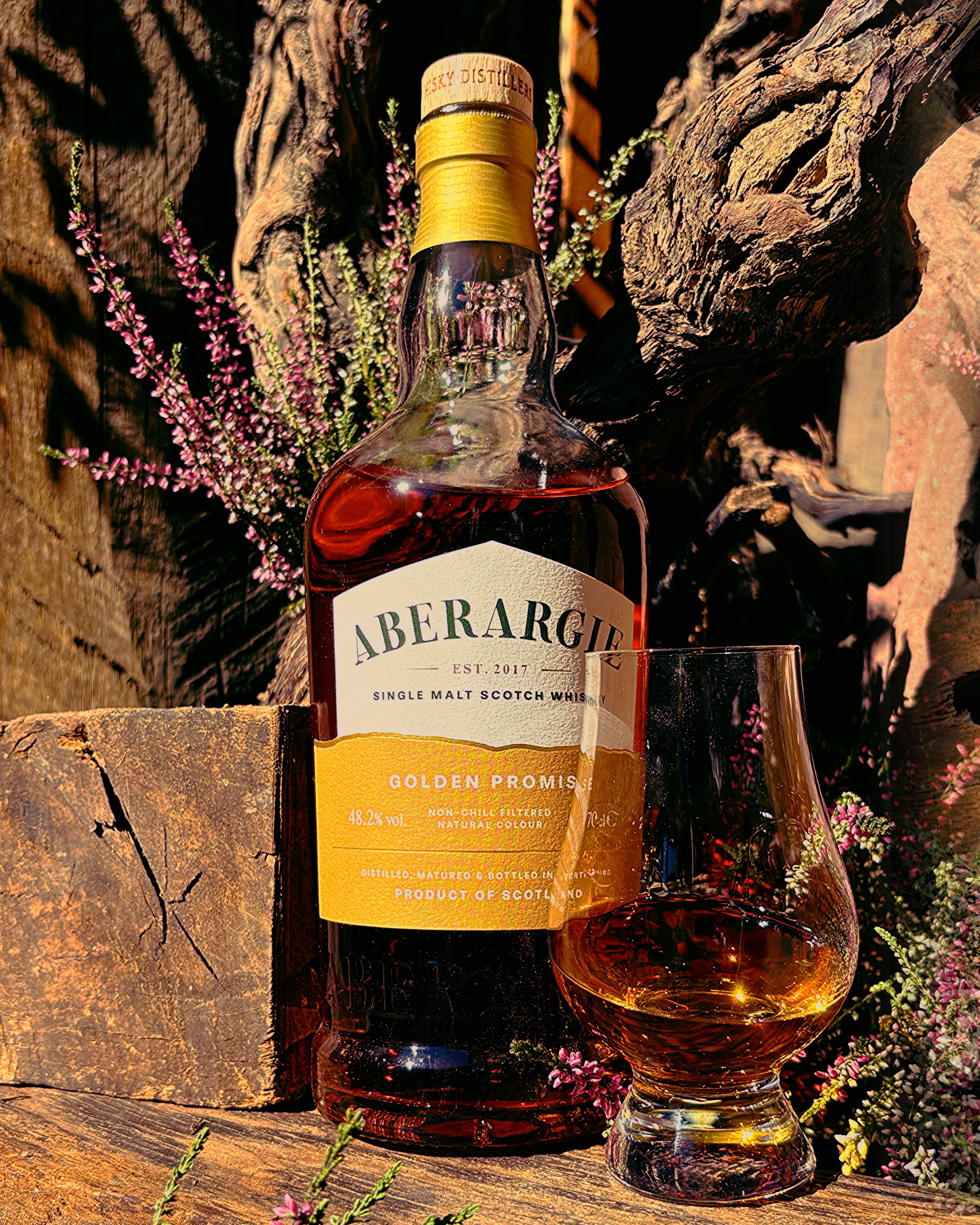 Diesen Sonntag im Glas: Aberangie Golden Promise, abgefüllt mit 48,2%.
Aberangie ist ein recht neue Destillerie, mit einem Barley to Bottle Konzept. Die Gerste für die Whiskys wird auf der eigenen Farm angebaut.
Für ihre neuen Releases haben sie die Gerstensorten als Namensgeber genommen. Bei dieser hier: Golden Promise, eine ältere Gerstensorte.
Gereift wurde der Whisky zum größten Teil in First Fill Bourbon Casks, zu denen eine kleinerer Anteil First Fill Sherry Casks dazu kamen.
Für mich startet er in der Nase mit gebackenem Apfel, Malz und braunem Zucker. Am Gaumen dann Haferkekse, helle Fruchtnoten und eine milde Würze. Das Finish bleibt warm, malzig und leicht würzig.
Ein entspannter leckerer Whisky für den goldenen Herbst und der ideale Starter für mein Tasting „Whiskylese“ am kommenden Freitag.
Hast du schon Whiskys von Aberangie probiert ?
Unbezahlte Werbung. Alkohol nur ab gesetzlichem Mindestalter und in Maßen genießen.
#whisky #singlemalt #aberargie #scotch #whiskygram