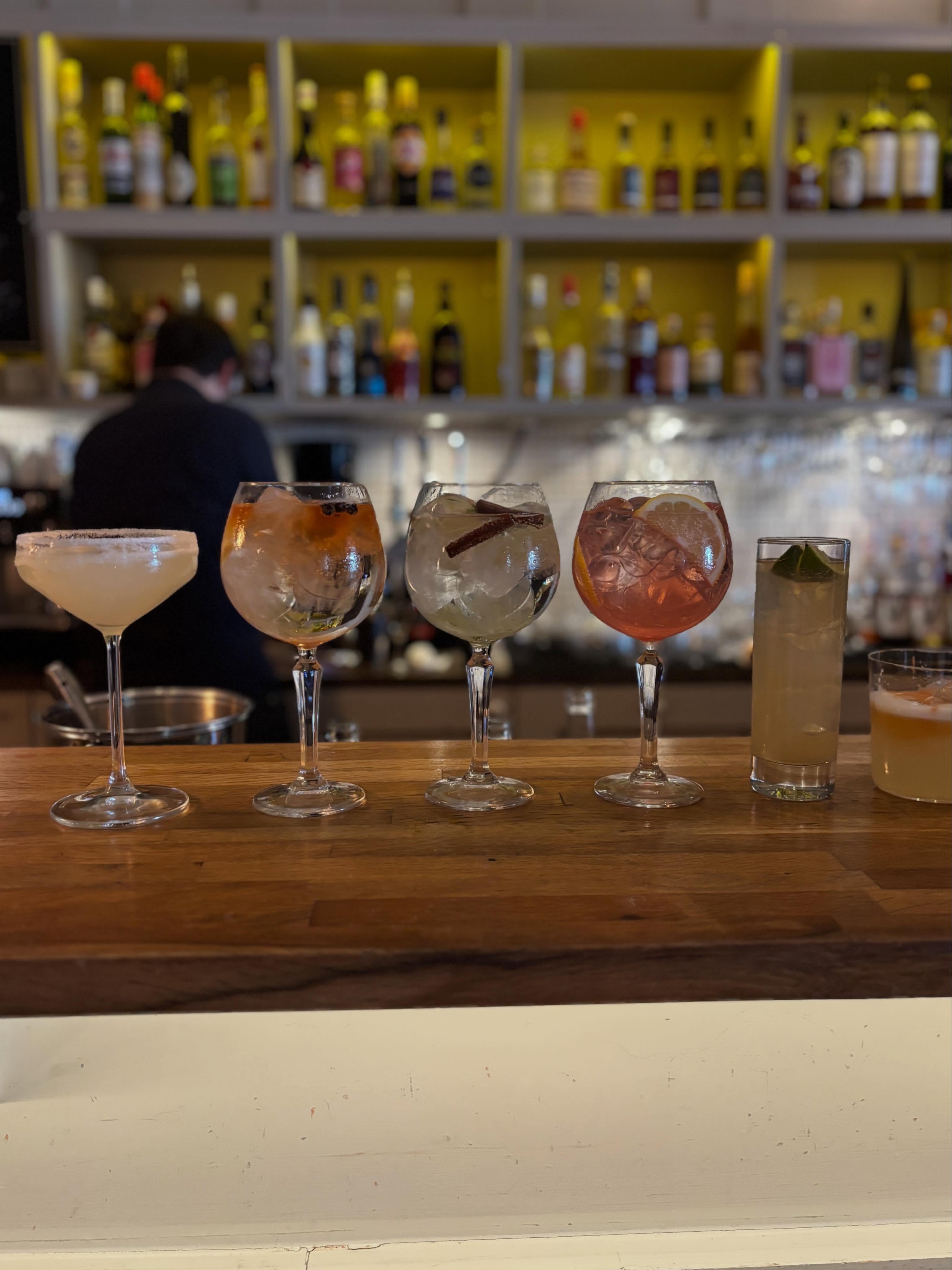 På fredag är det premiär för Stadshotellets AW! Restaurangchef Scott Juliander har vässat drinklistan, vi spelar skön musik och i baren är det happy hour 15-18.30. Välkommen på fredag! 🥂🤩