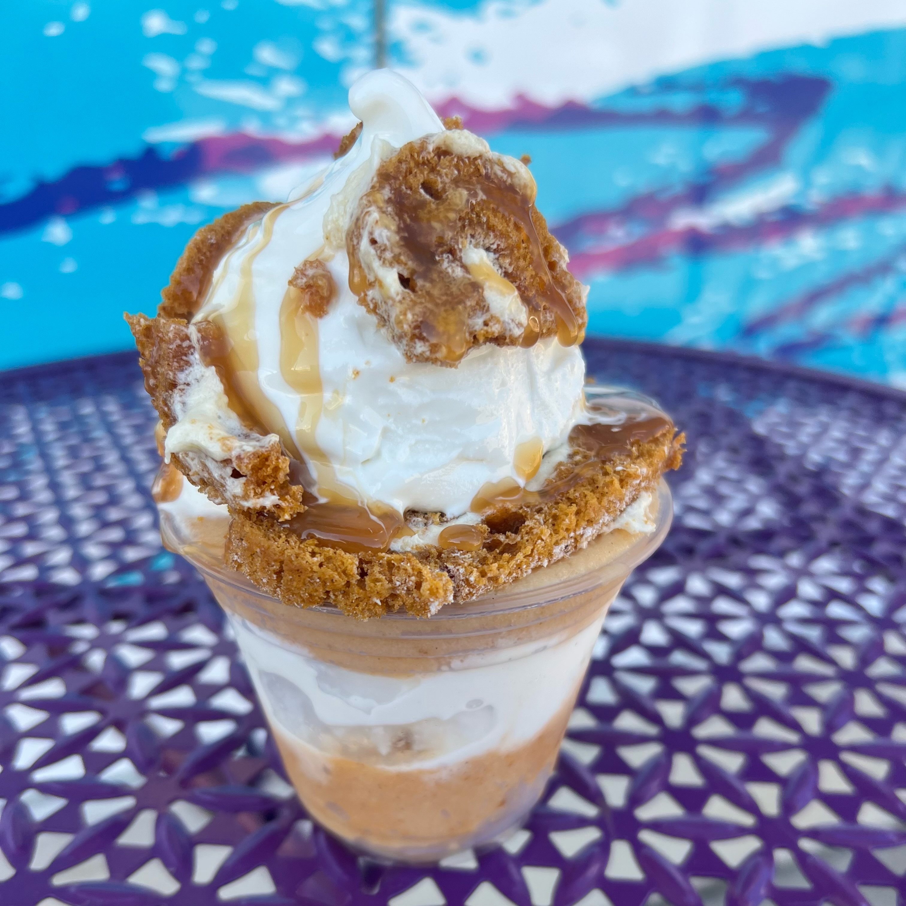 Our new Pumpkin Roll topping looks so goOoOoOd 🎶
But for real, though- get it as a topping on a Gelati with Pumpkin Pie Cream, Vanilla Soft Serve, and Caramel Drizzle if you want what’s pictured here! We also recommend it in a Build-Your-Own Sundae! However you like it- hurry in and get some!! This is a limited time offering and it won’t be here for long! Swipe for our menu- featuring all kinds of yummy fall flavors 🤤 We hope to see you soon! 👋
