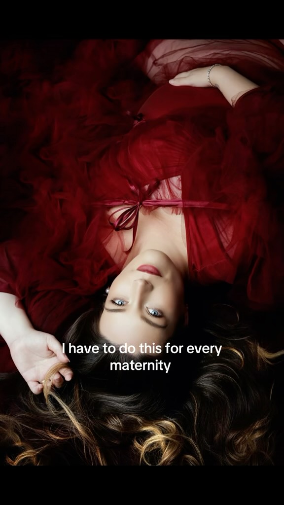 @stephdavis.22 maternity photoshoot - just had to hop on the Audio trend.
I always always do this pose on the floor for my maternity clients as love it! Just not so easy to get back up again!