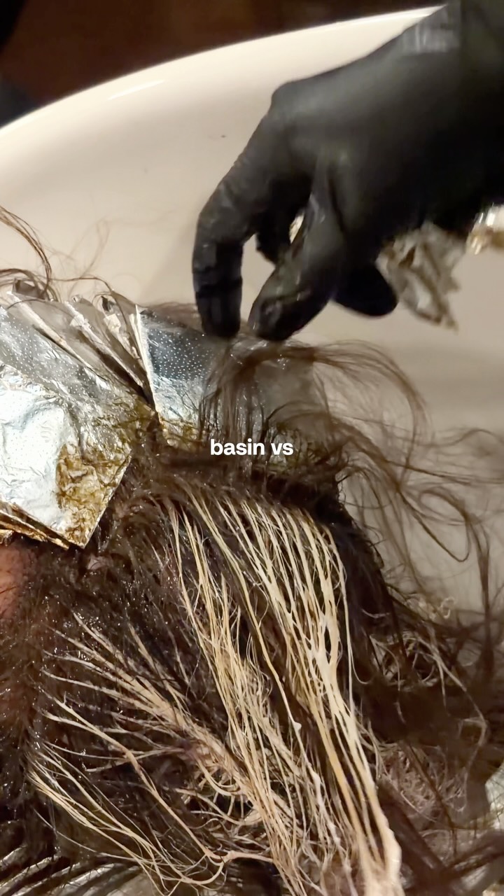 Which is more satisfying: the foil pull or the final blend? 😍✨
#canberrahairdresser #holistichaircare #sustainablesalon #canberrasalon #puraholistic
