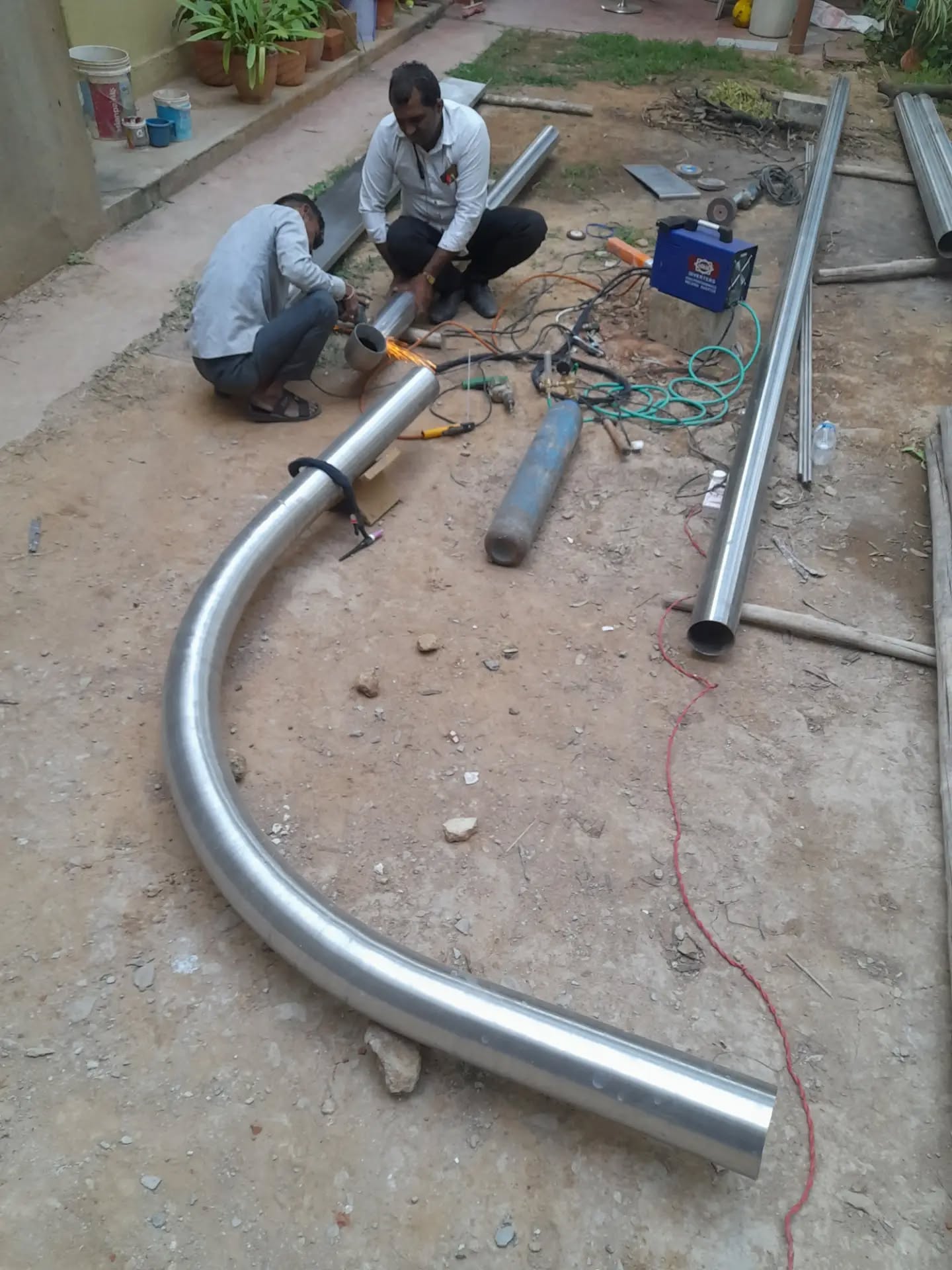 Master metal workers Savalaram and Prakash crafting the rainwater downtake pipes @urbsindislibrary in February 2024.
Because anything is an excuse to do something interesting.
#urbsindislibrary
#rainwaterpipes
#recharge
#contemporaryarchitecture
#bangalorearchitecture