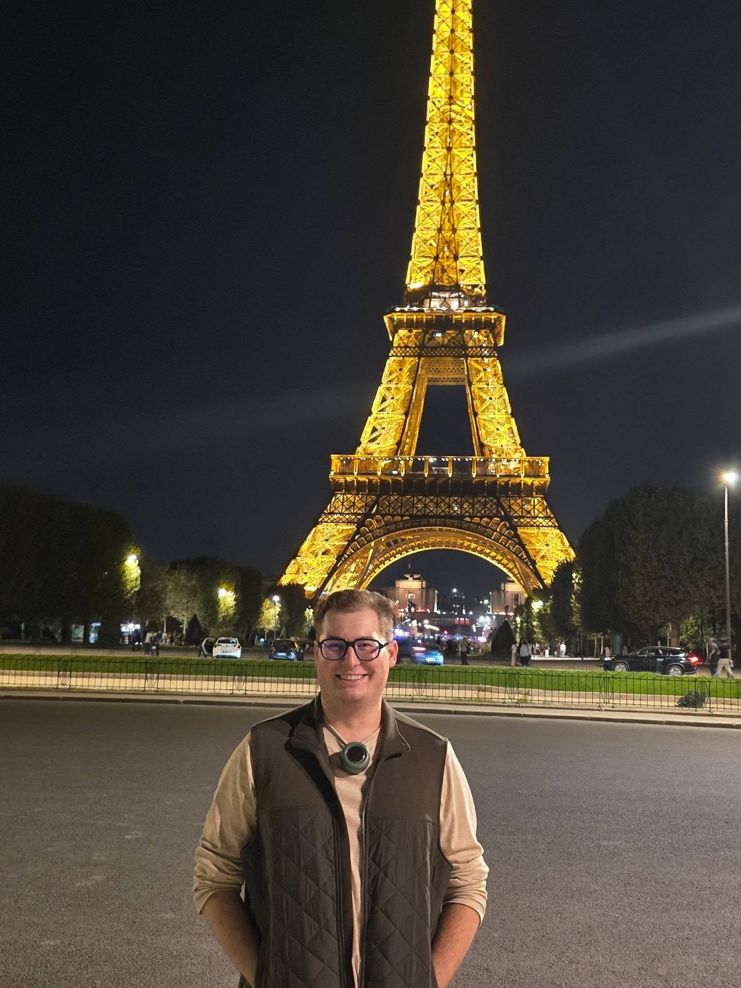 🇫🇷 Bonjour from @silmoparis
Featuring yours truly, the Eiffel Tower, escargot, @marcolin_eyewear, @carrera, and @oscarmamooi .
Don't miss out on tomorrows journey ✌️
#Eyewear #Silmo #Paris #LuxuryEyewear #France