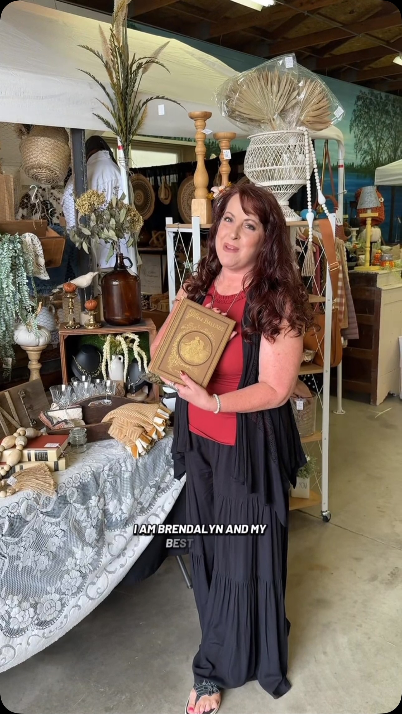 @glitzglamtique does a great job of blending antiques with modern pieces!
Styling can show your customers how to use the pieces you’ve found and love!
Check them out in Barn 3 today and grab a donut from @bbfarmmarket while you’re in the barn!
We’re here until 4pm!
#marketbooth #vendor #market #vintage #boho